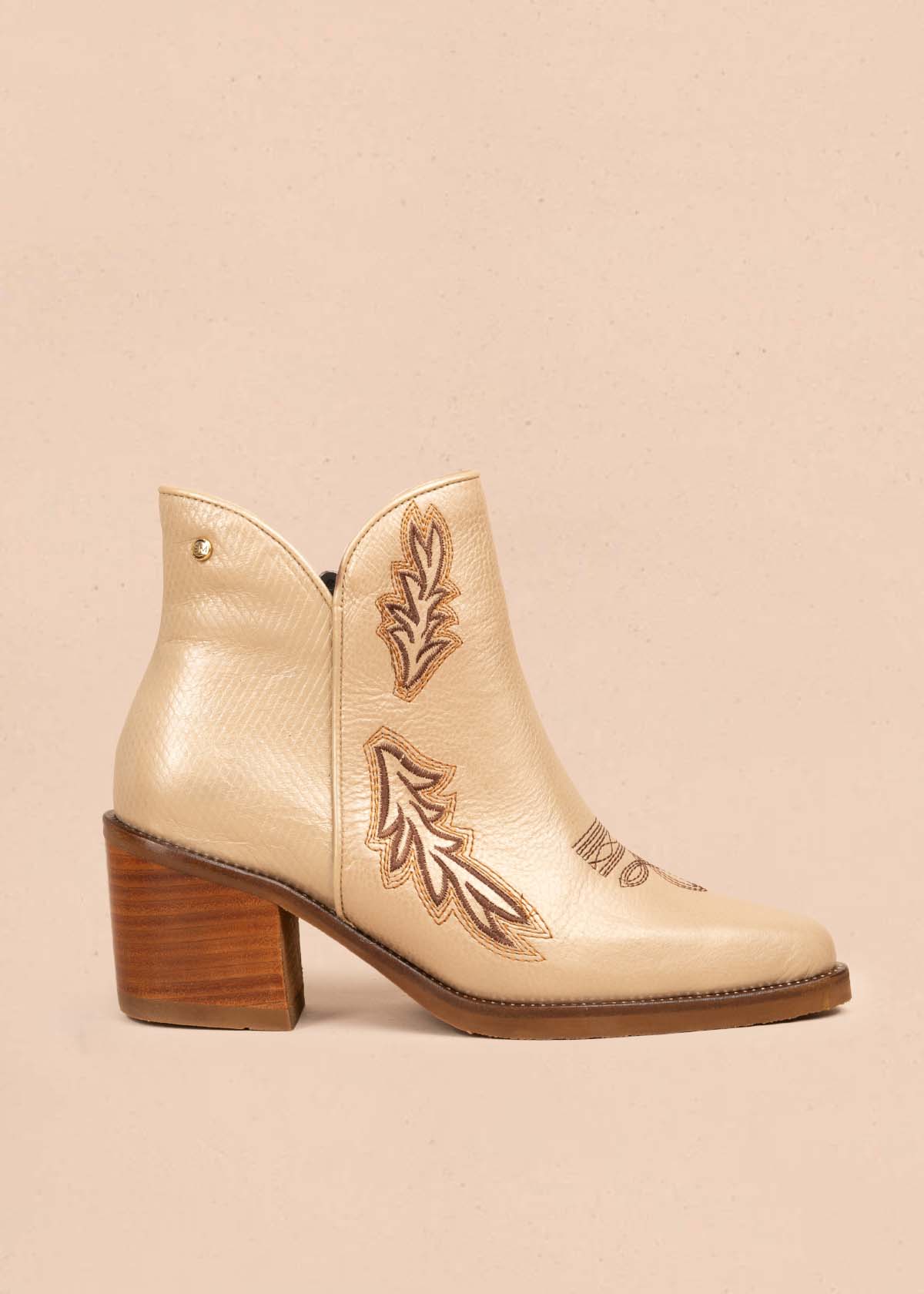 Botines en cuero color taupe con bordado 105283