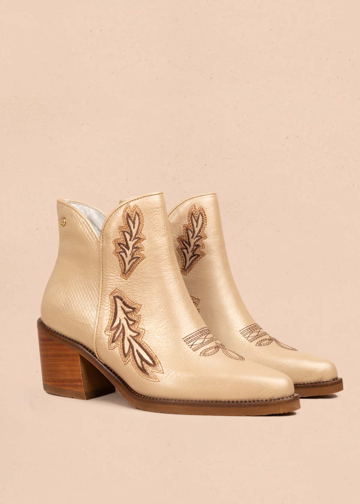 Botines en cuero color taupe con bordado 105283