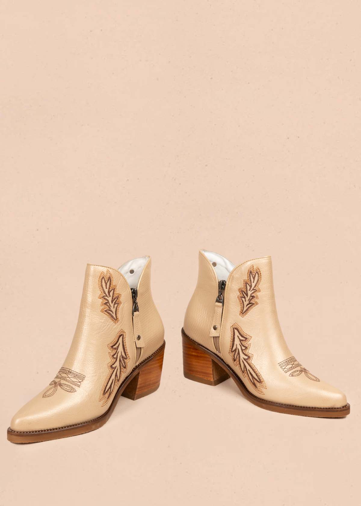 Botines en cuero color taupe con bordado 105283
