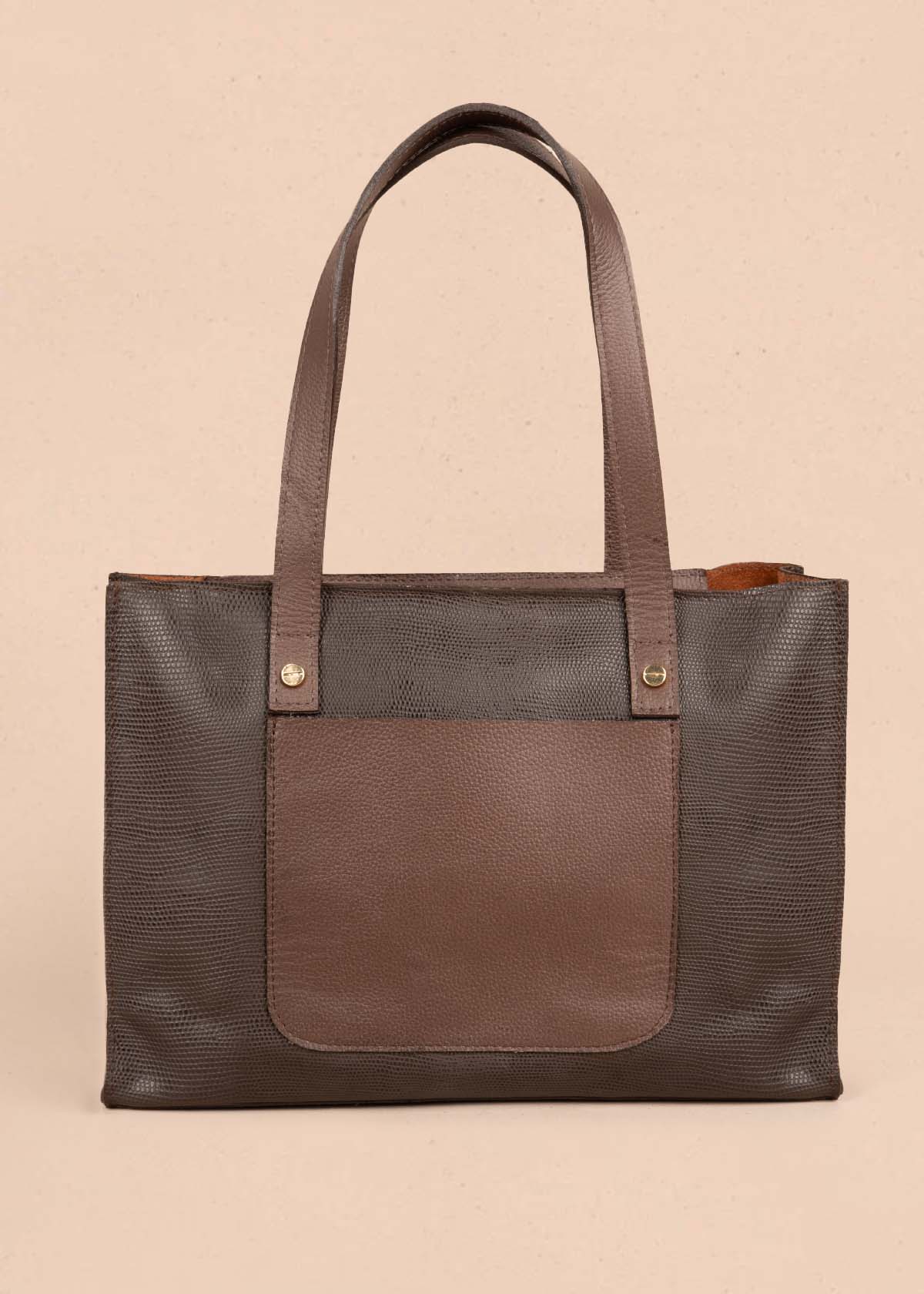 Bolso tipo cartera en cuero color café con textura croco 105316