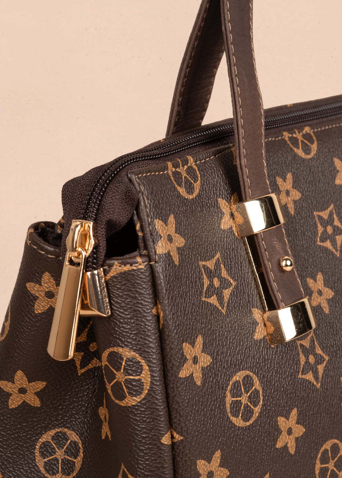 Bolso tipo cartera color café con estampado de flores 105318