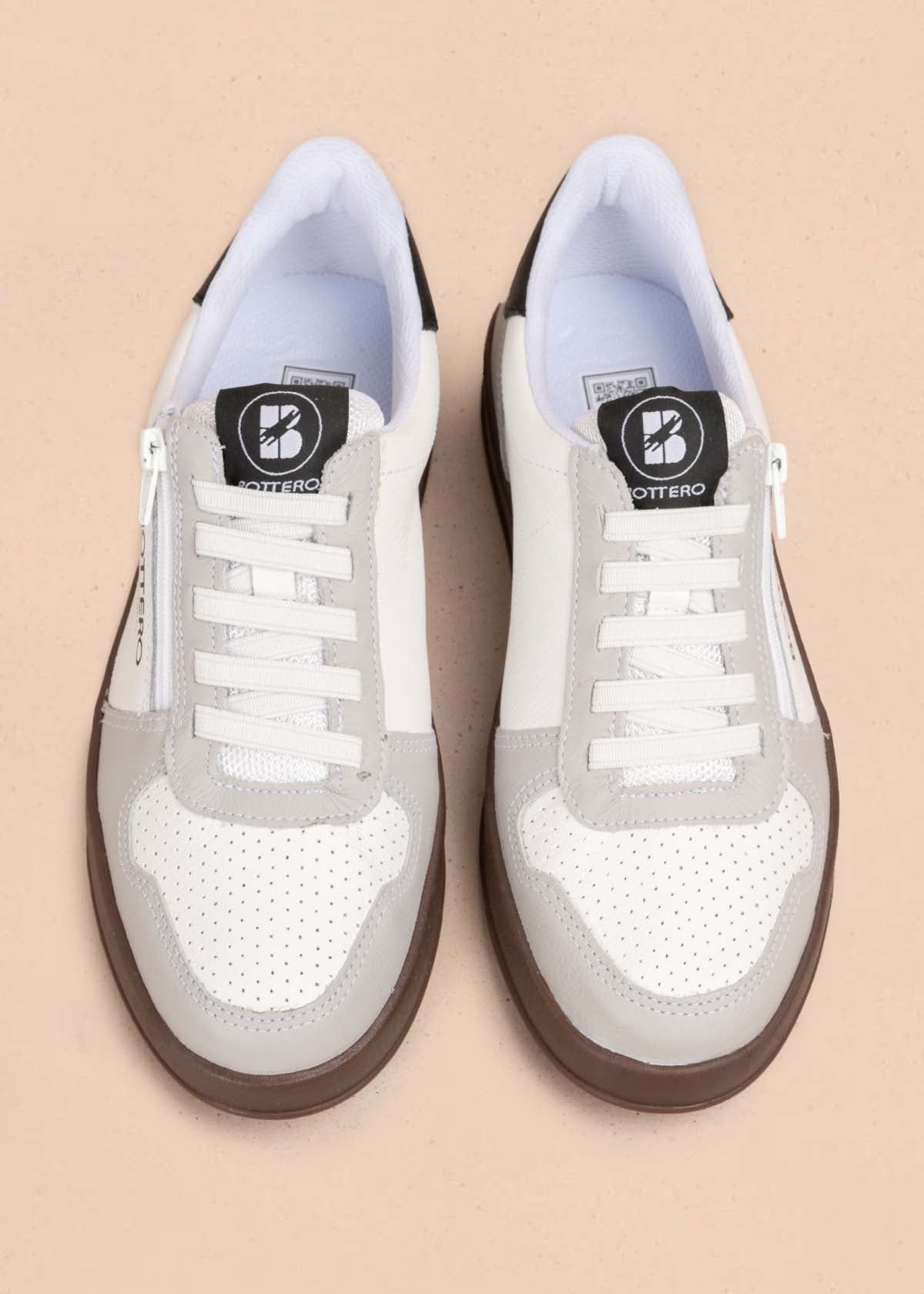 Tenis casuales en cuero color blanco 105329