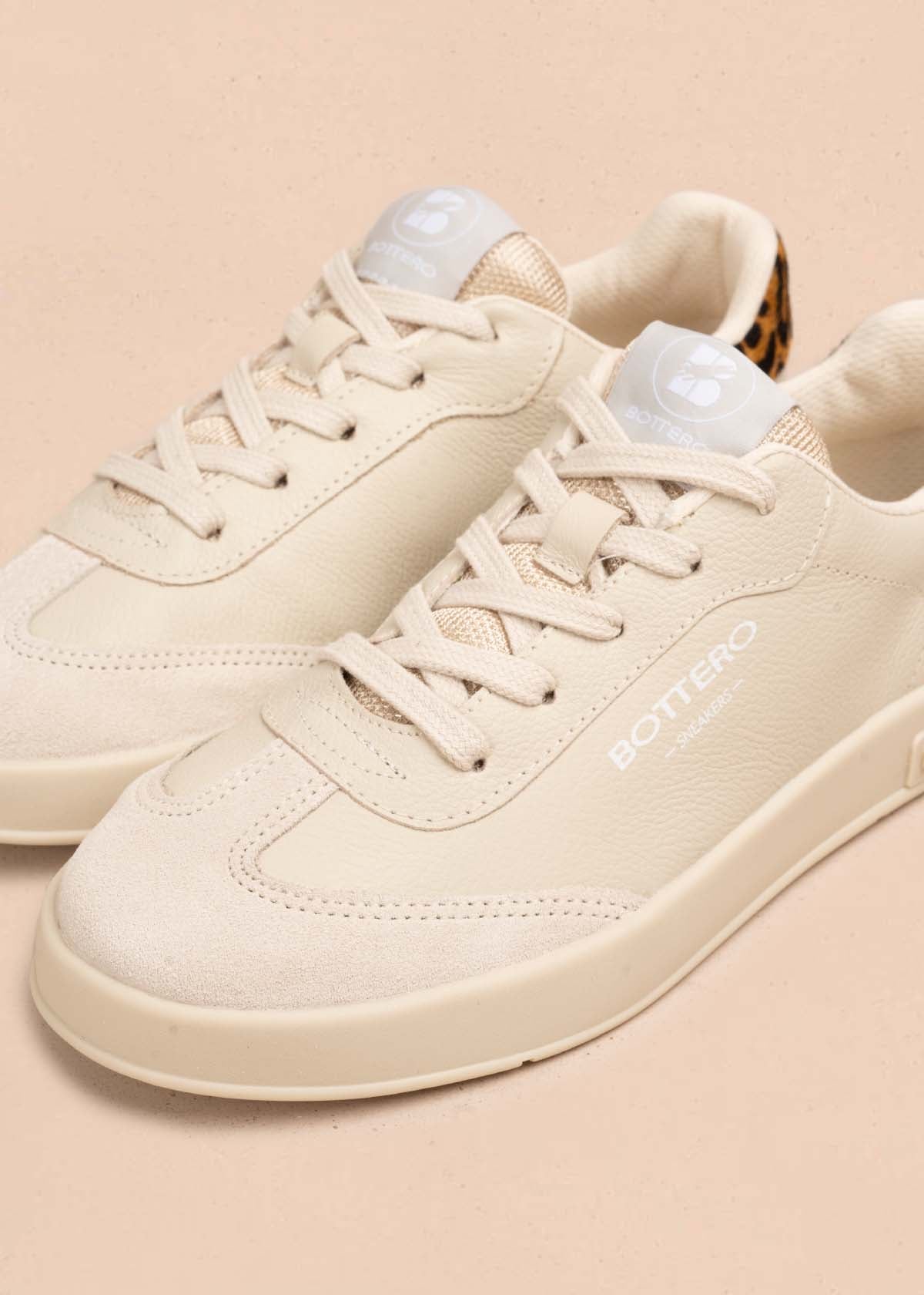 Tenis casuales en cuero color beige 105330