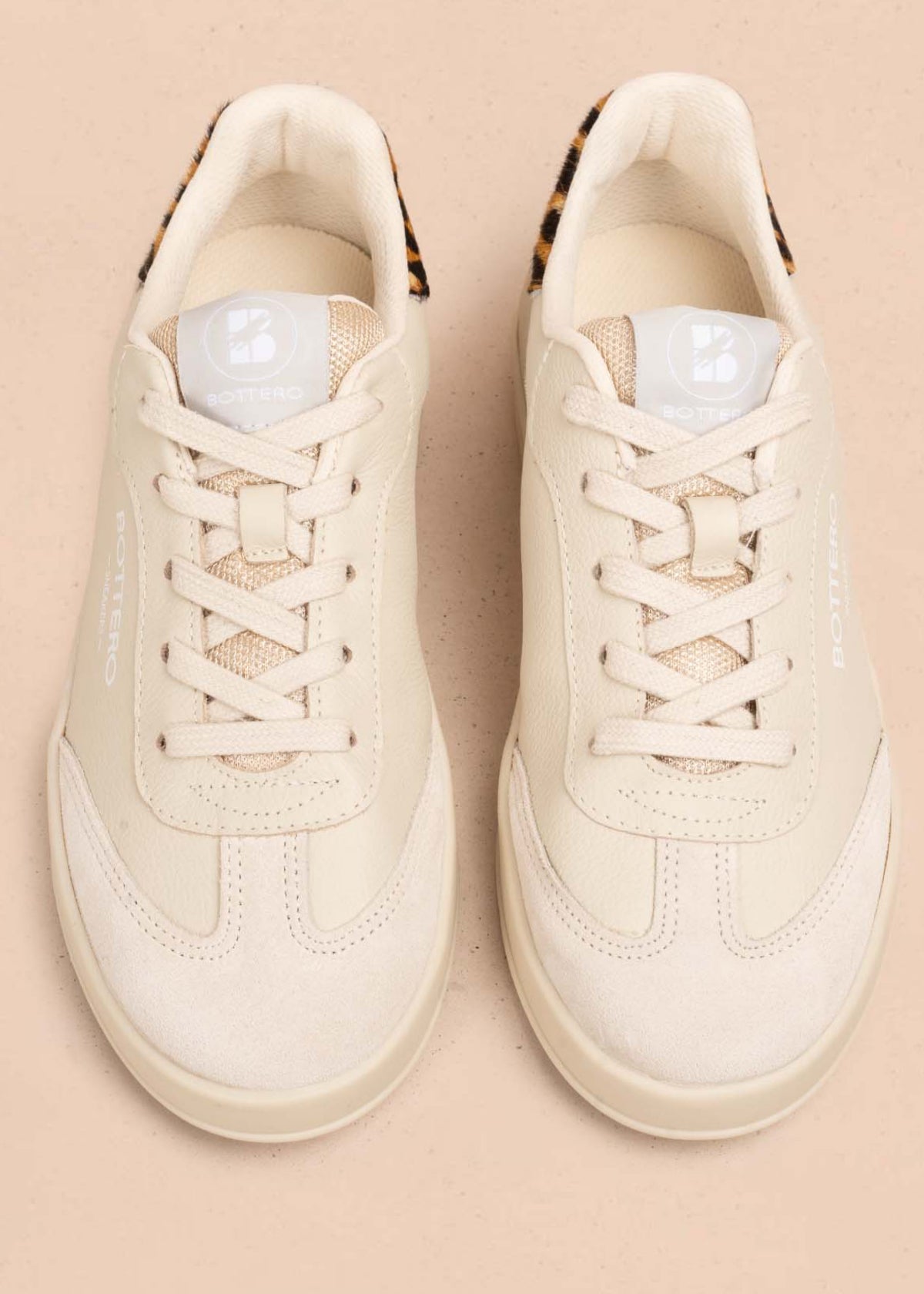 Tenis casuales en cuero color beige 105330