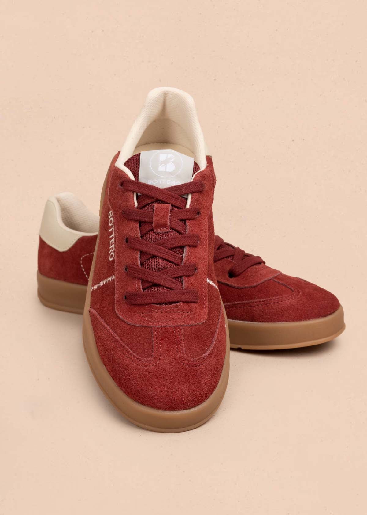 Tenis casuales en cuero color vinotinto 105330