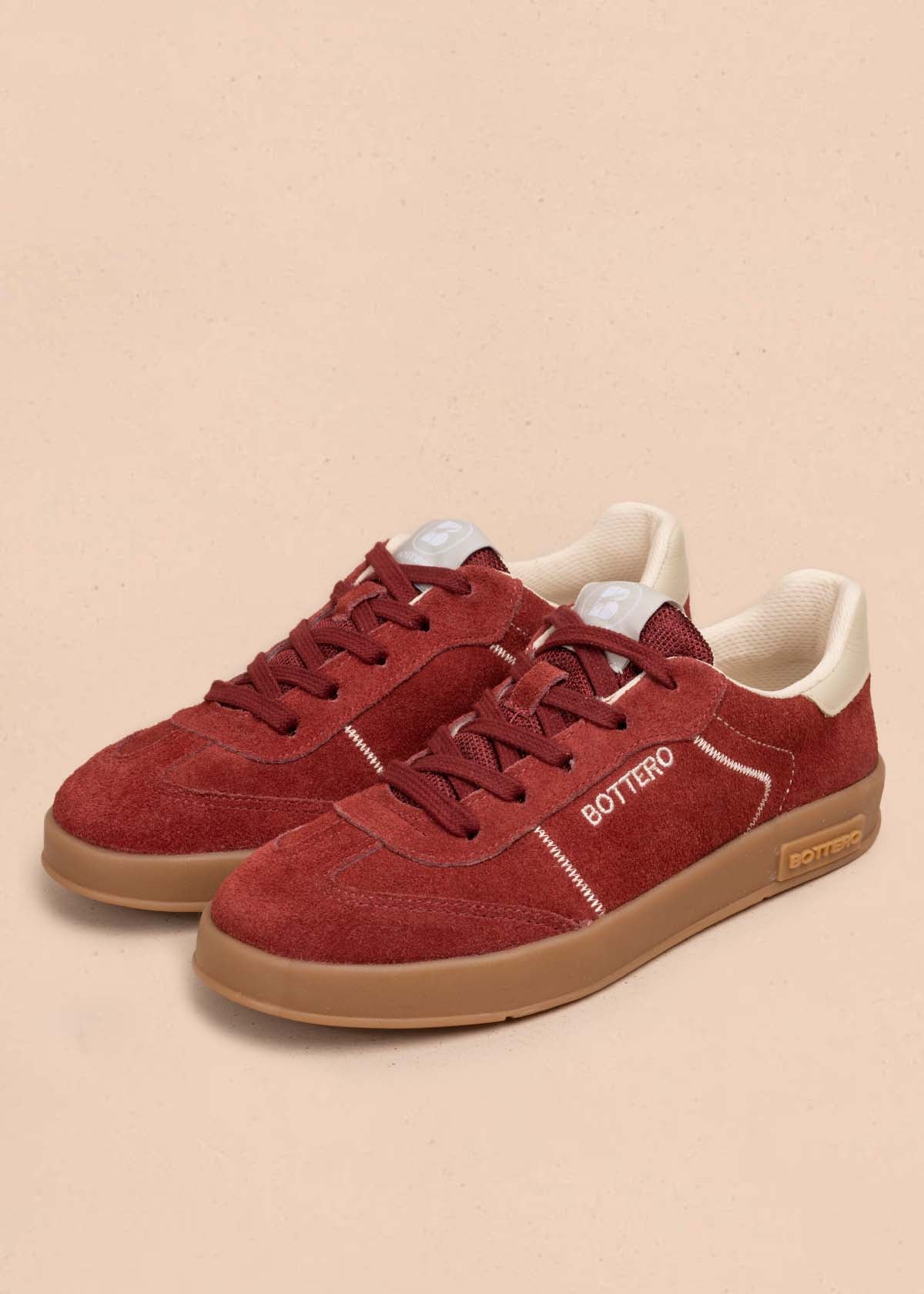 Tenis casuales en cuero color vinotinto 105330