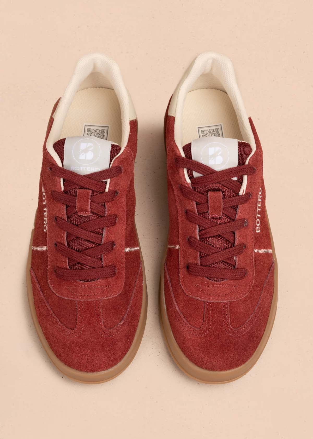 Tenis casuales en cuero color vinotinto 105330