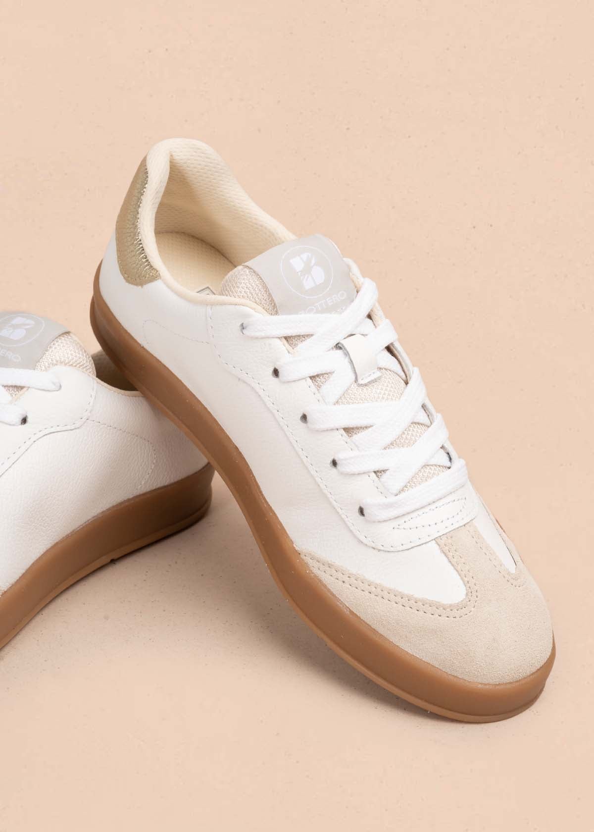 Tenis casuales en cuero color blanco con champaña 105331