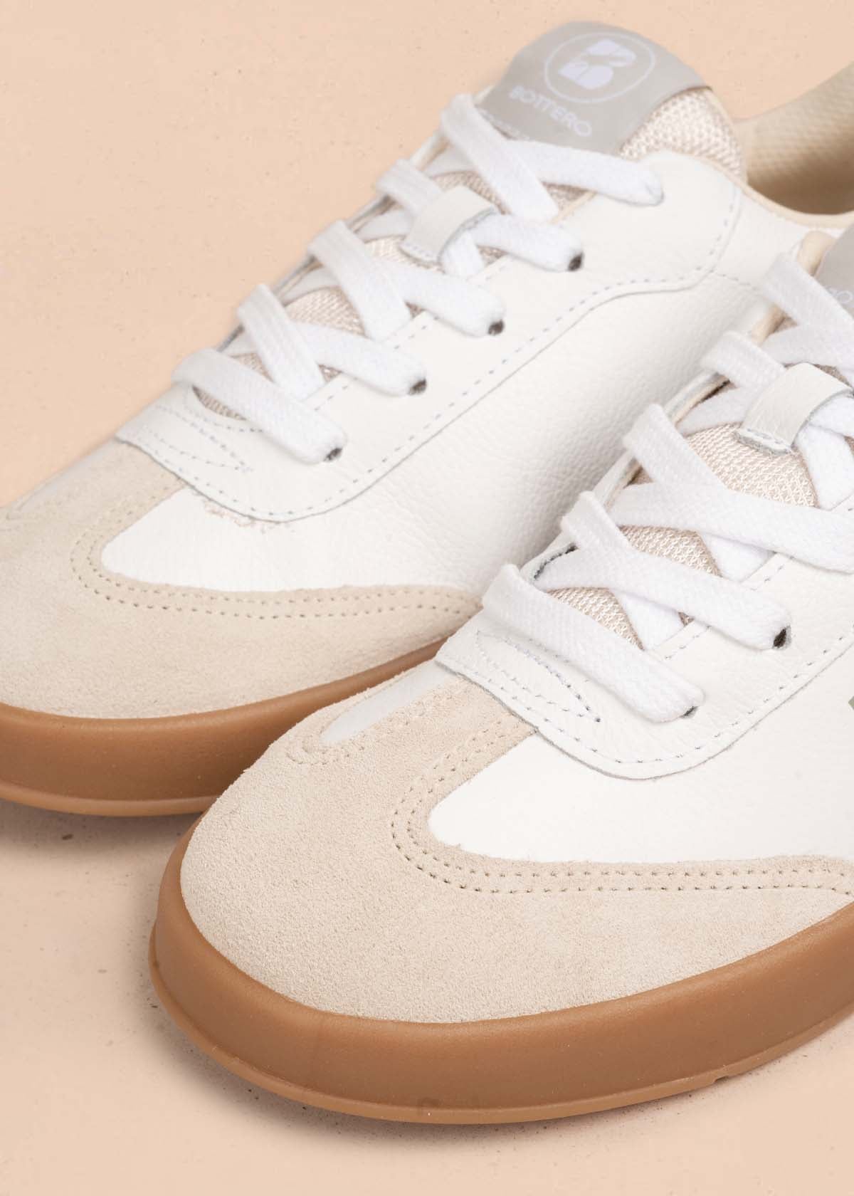 Tenis casuales en cuero color blanco con champaña 105331