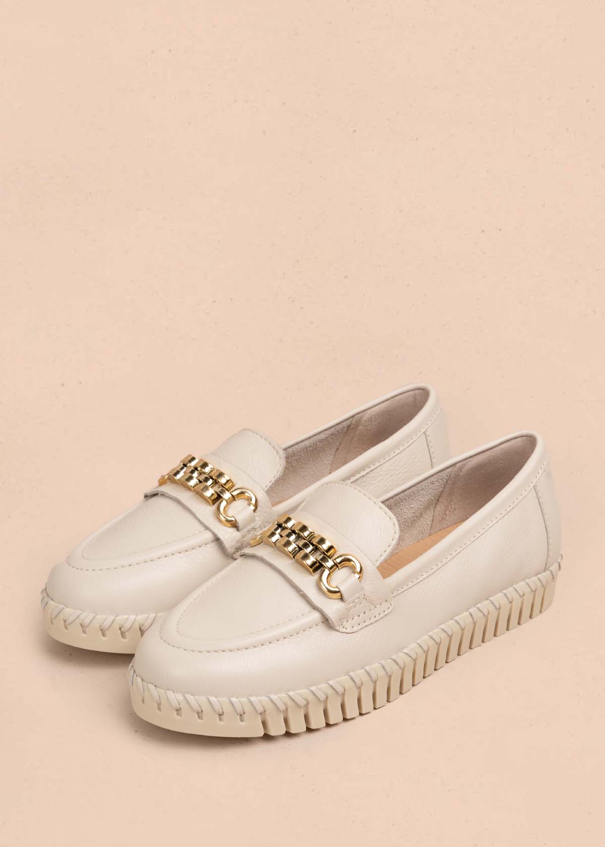 Mocasines en cuero color beige con herraje dorado 105333