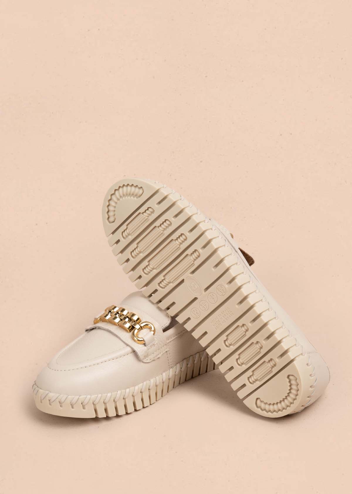 Mocasines en cuero color beige con herraje dorado 105333