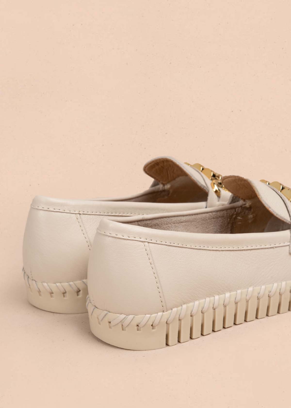 Mocasines en cuero color beige con herraje dorado 105333