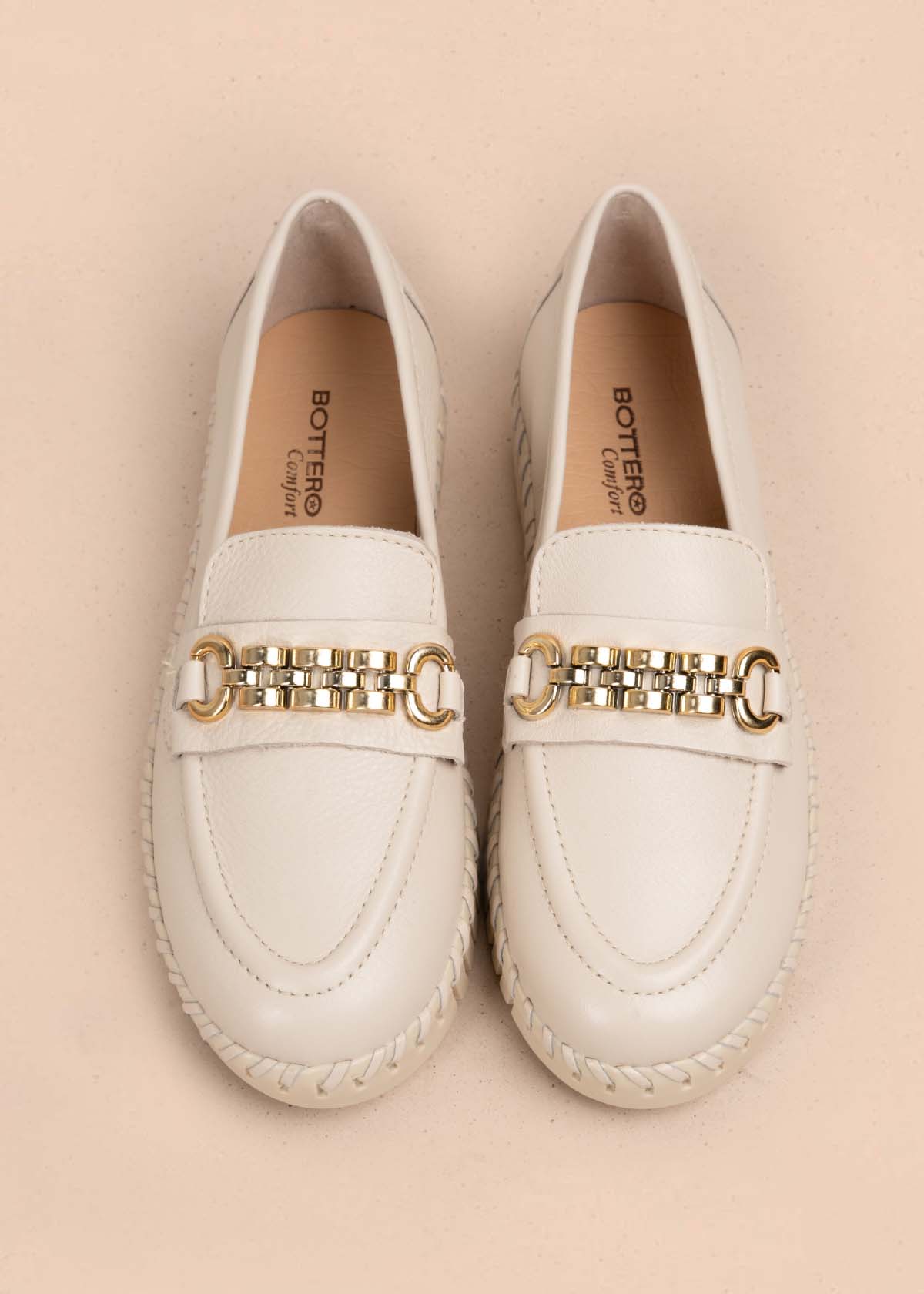 Mocasines en cuero color beige con herraje dorado 105333