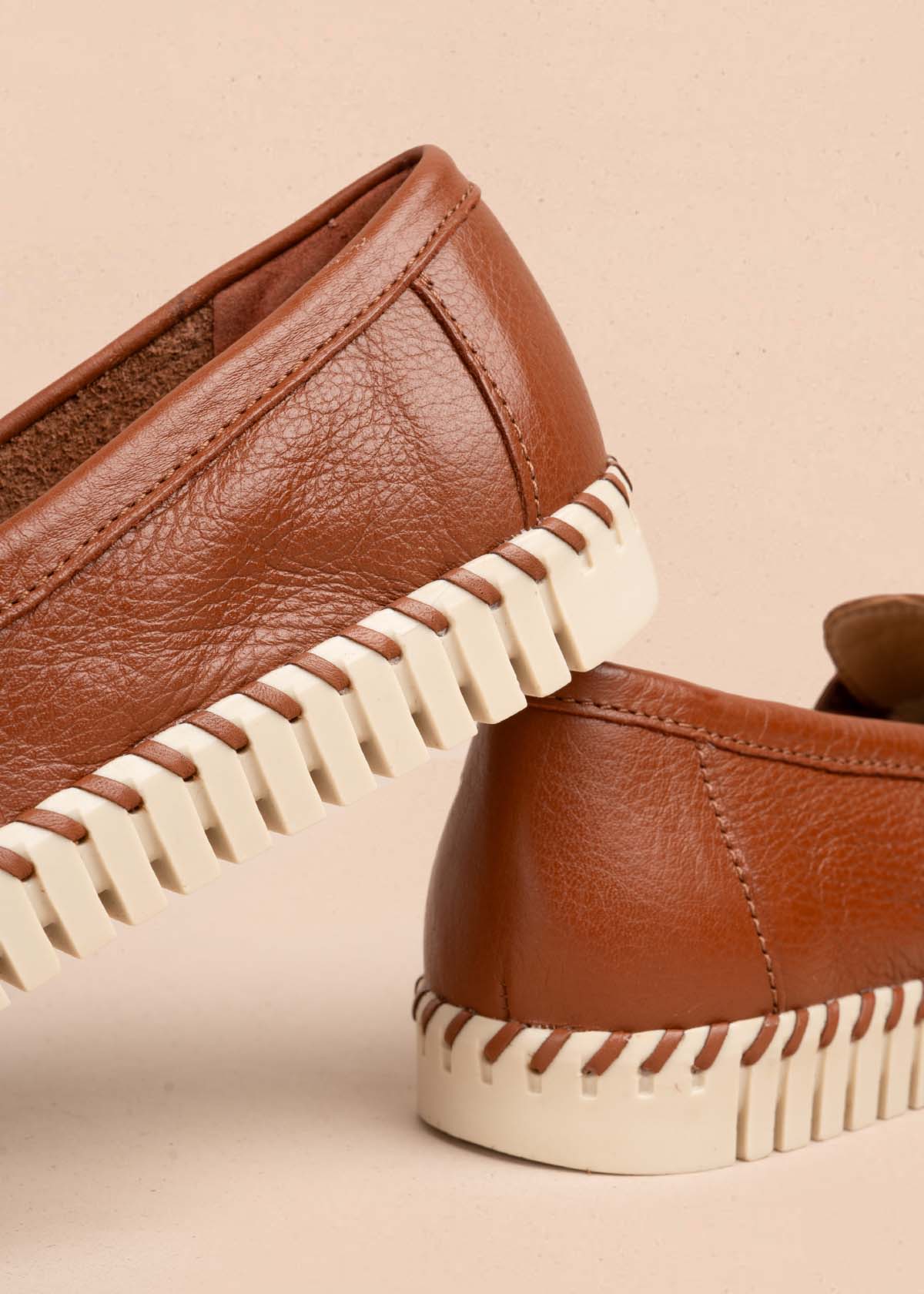 Mocasines en cuero color marrón con herraje dorado 105333