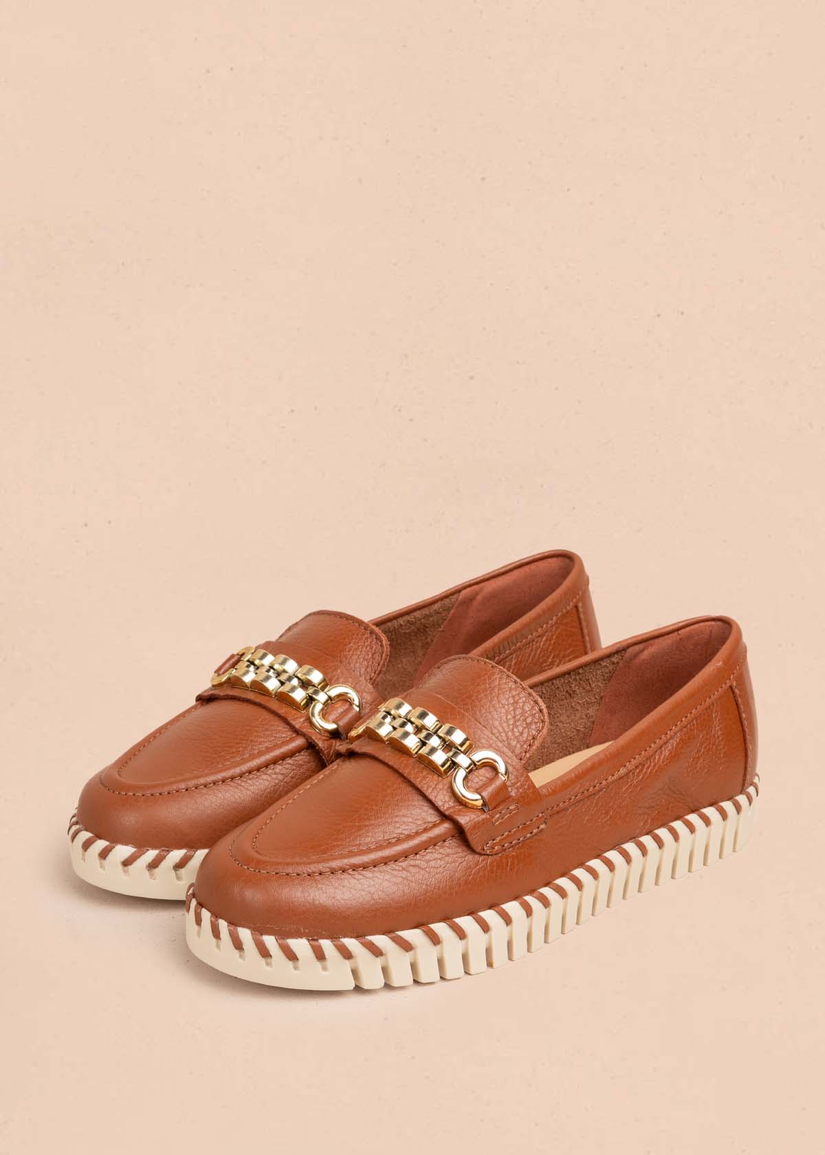 Mocasines en cuero color marrón con herraje dorado 105333