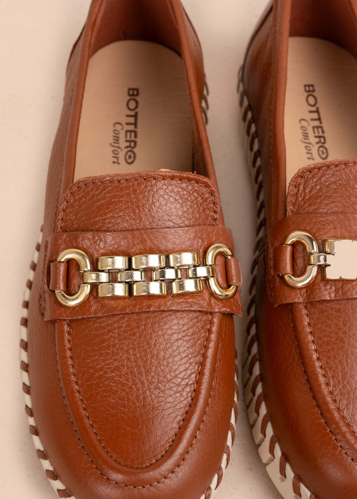 Mocasines en cuero color marrón con herraje dorado 105333