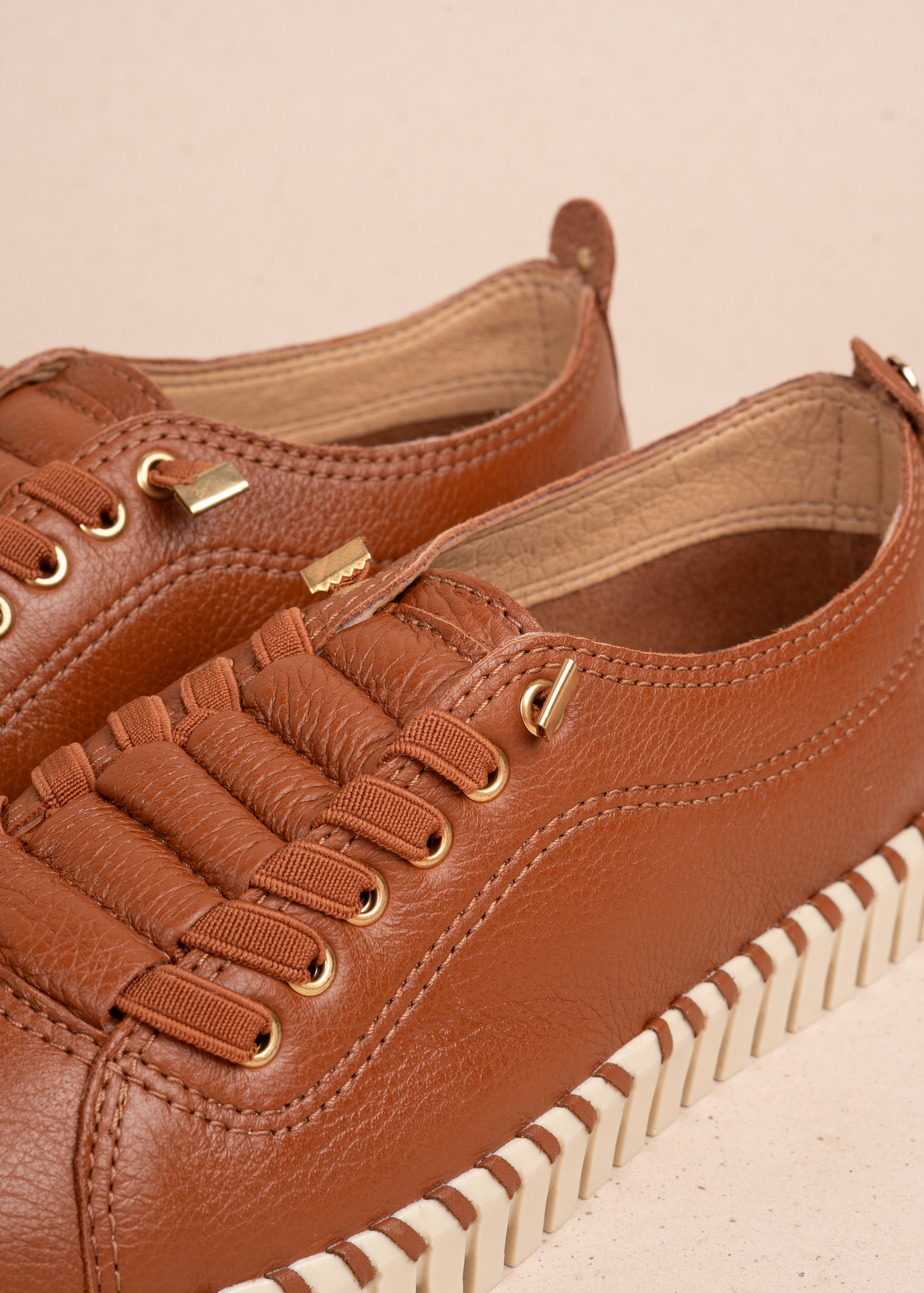 Tenis casuales en cuero color marrón 105334
