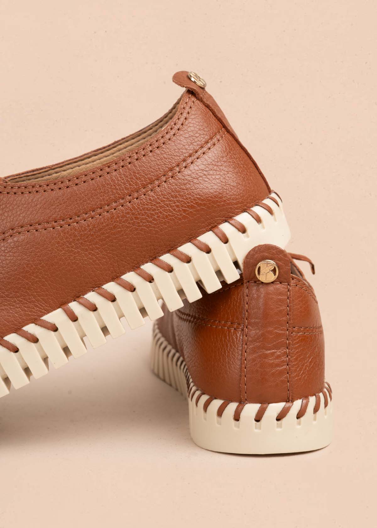 Tenis casuales en cuero color marrón 105334