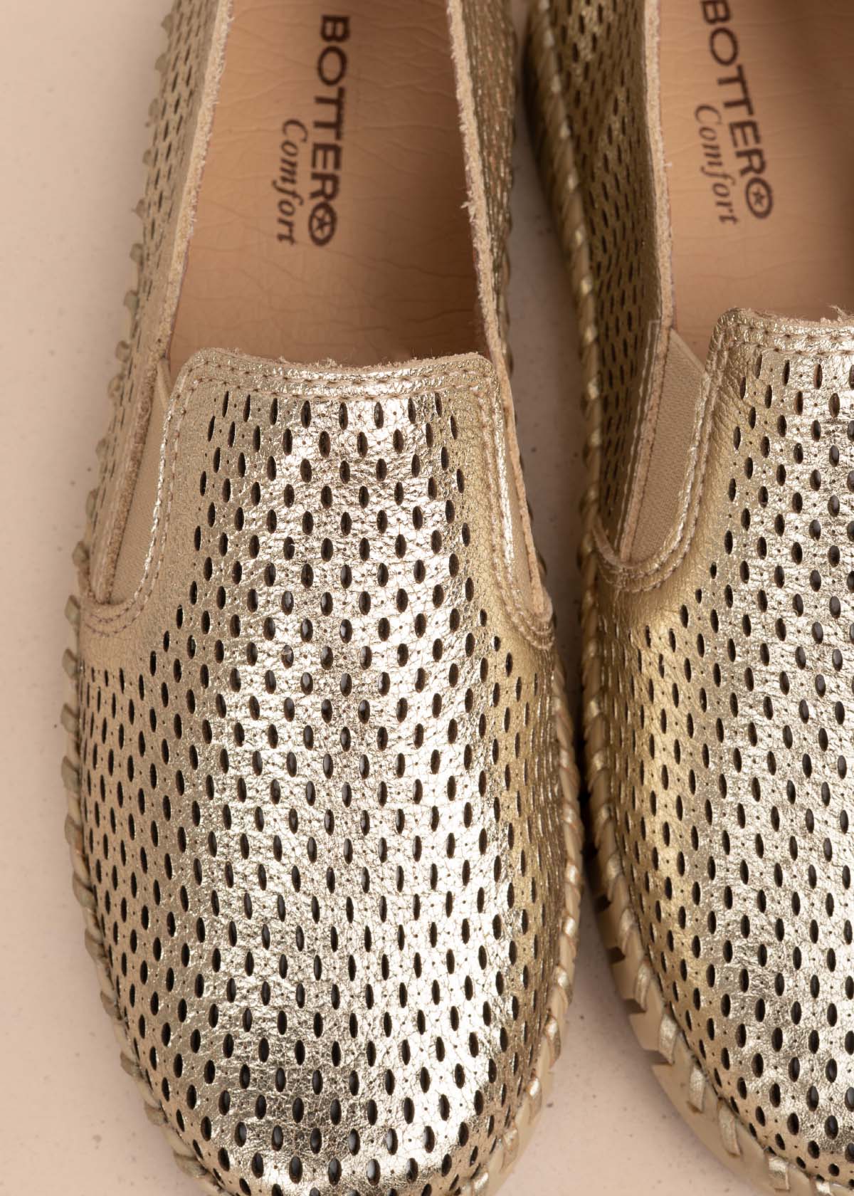 Zapatos cerrados en cuero color dorado con perforaciones 105335