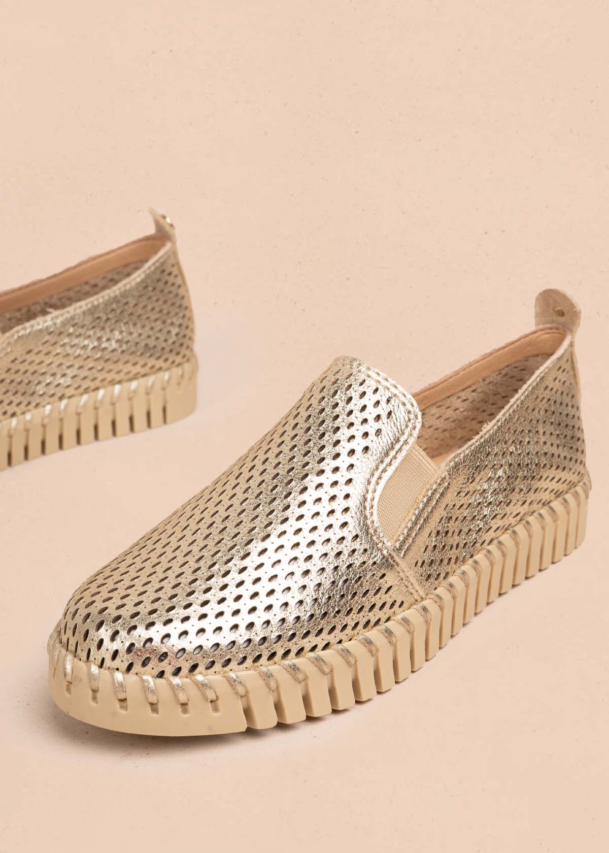 Zapatos cerrados en cuero color dorado con perforaciones 105335