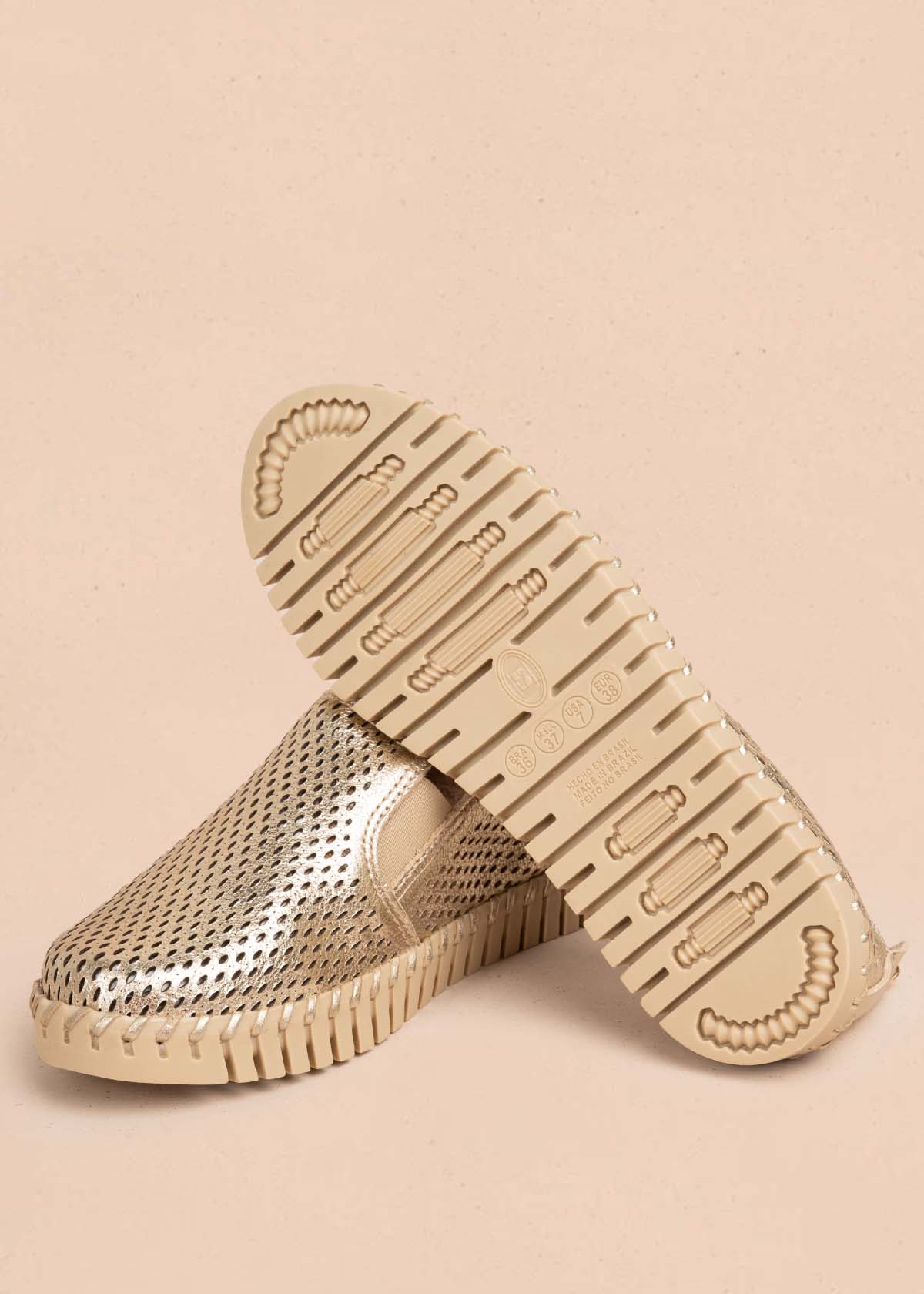 Zapatos cerrados en cuero color dorado con perforaciones 105335