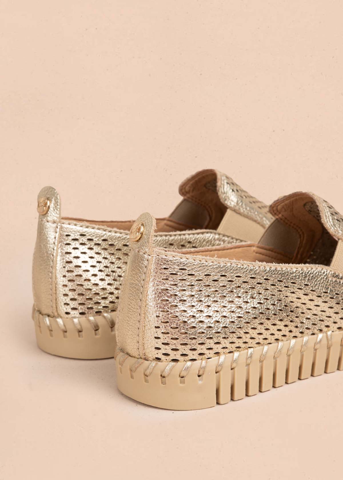 Zapatos cerrados en cuero color dorado con perforaciones 105335