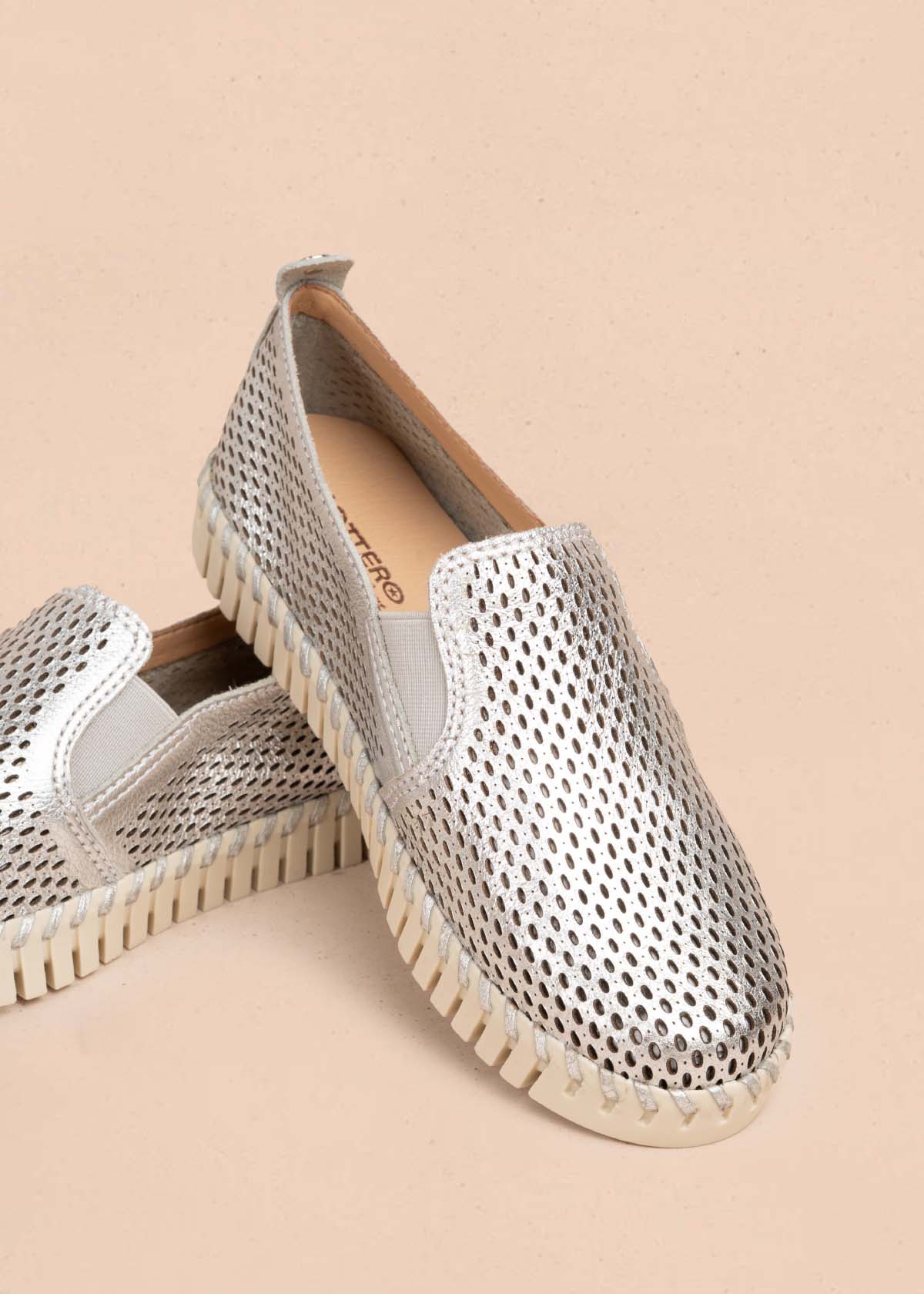 Zapatos cerrados en cuero color plata con perforaciones 105335