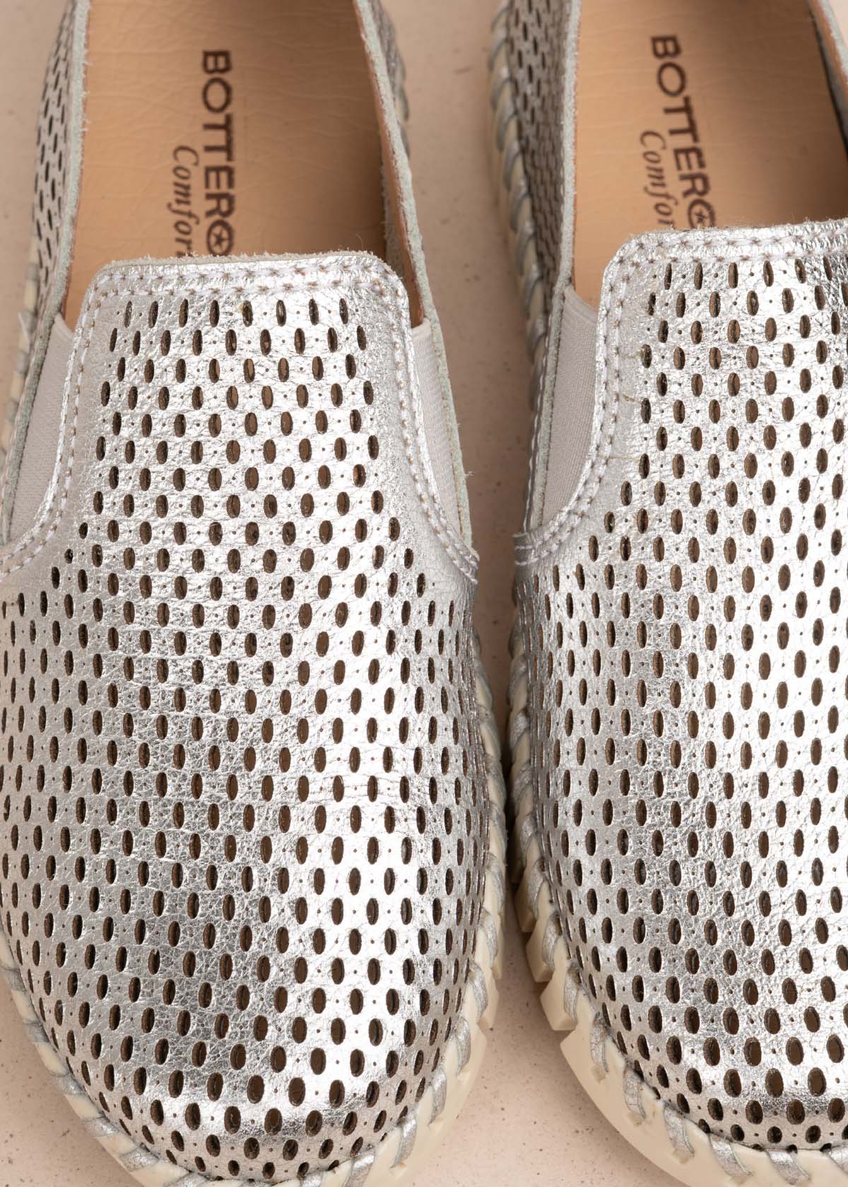 Zapatos cerrados en cuero color plata con perforaciones 105335