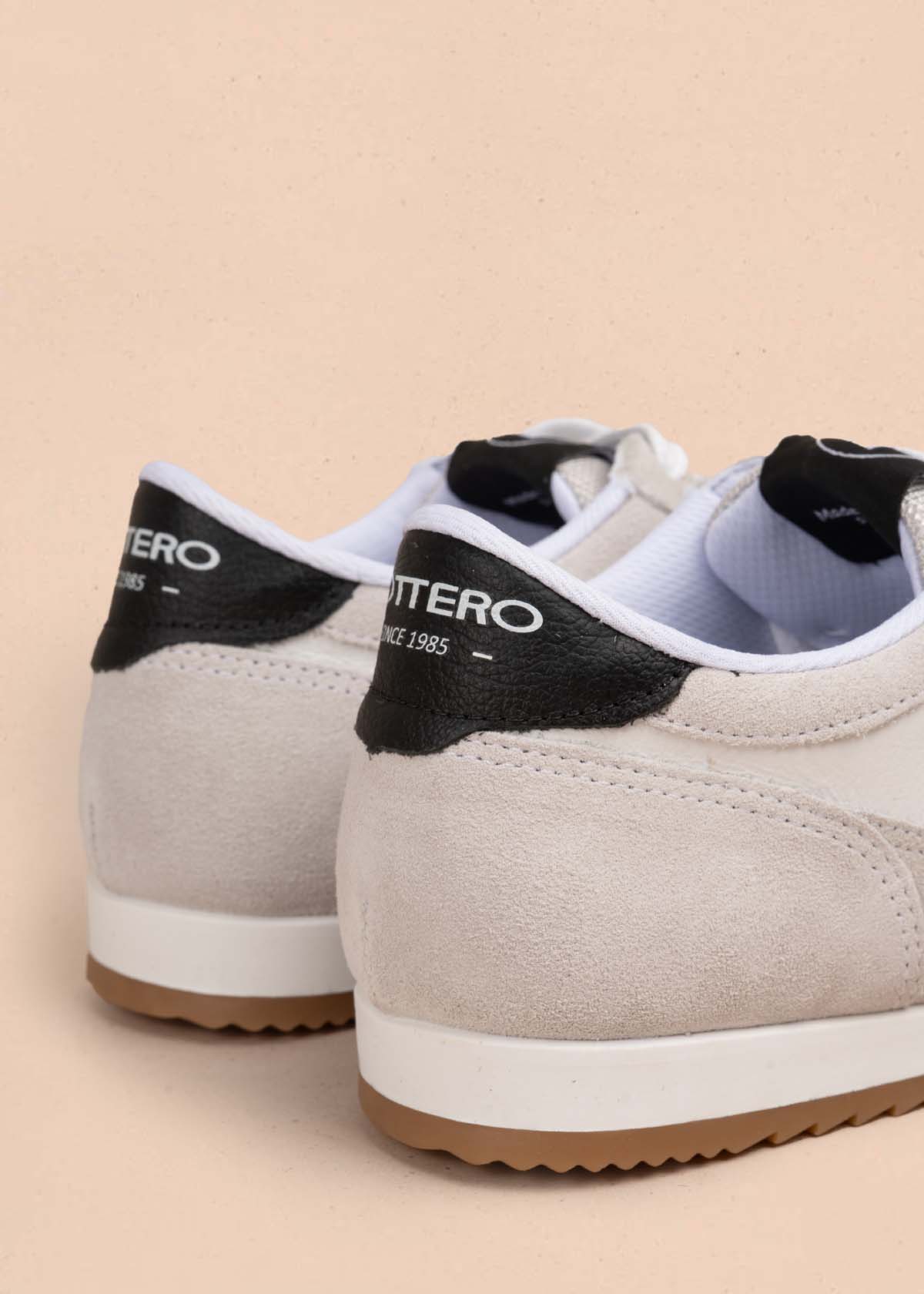 Tenis casuales en cuero color blanco 105336