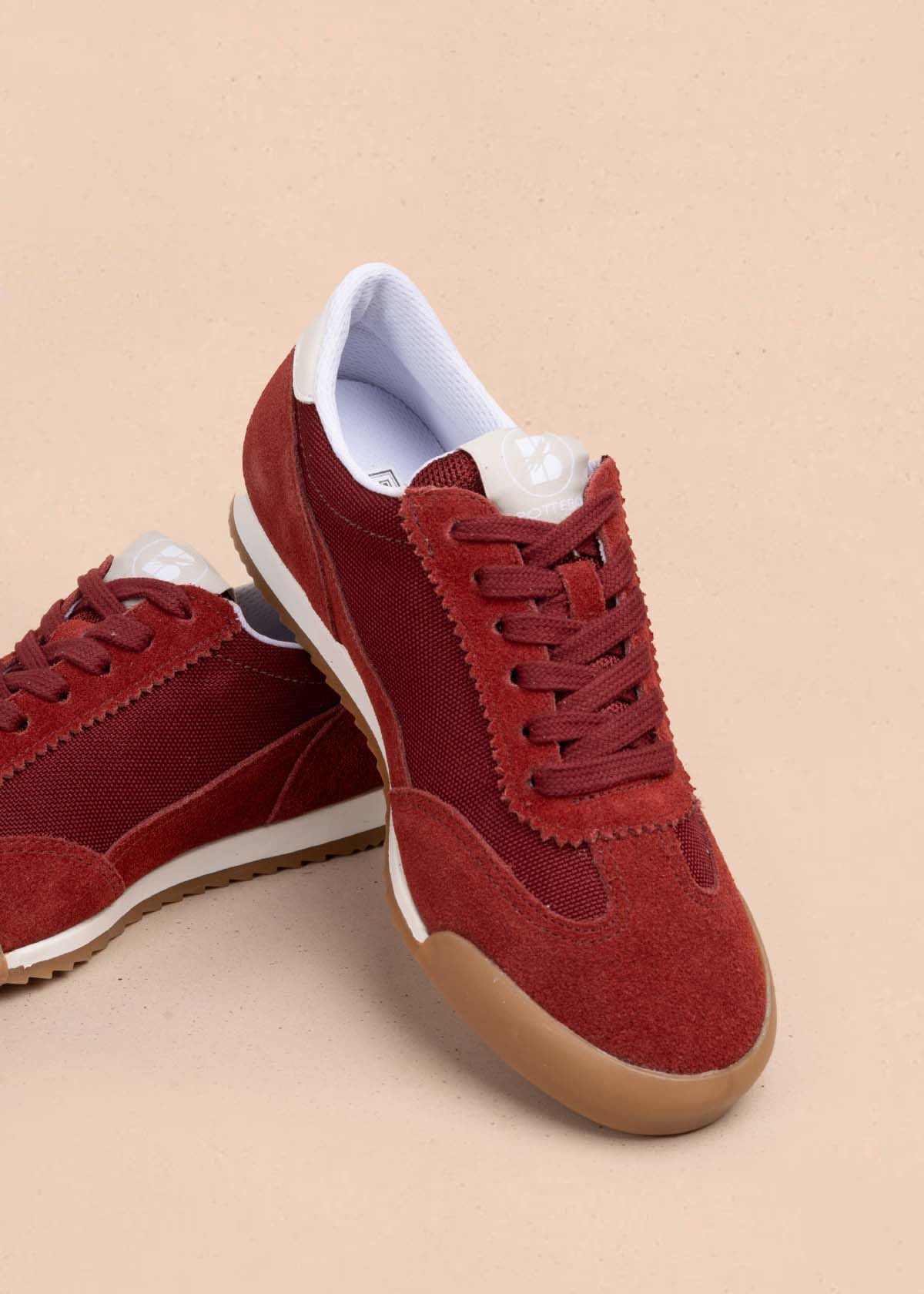 Tenis casuales en cuero color vinotinto 105337