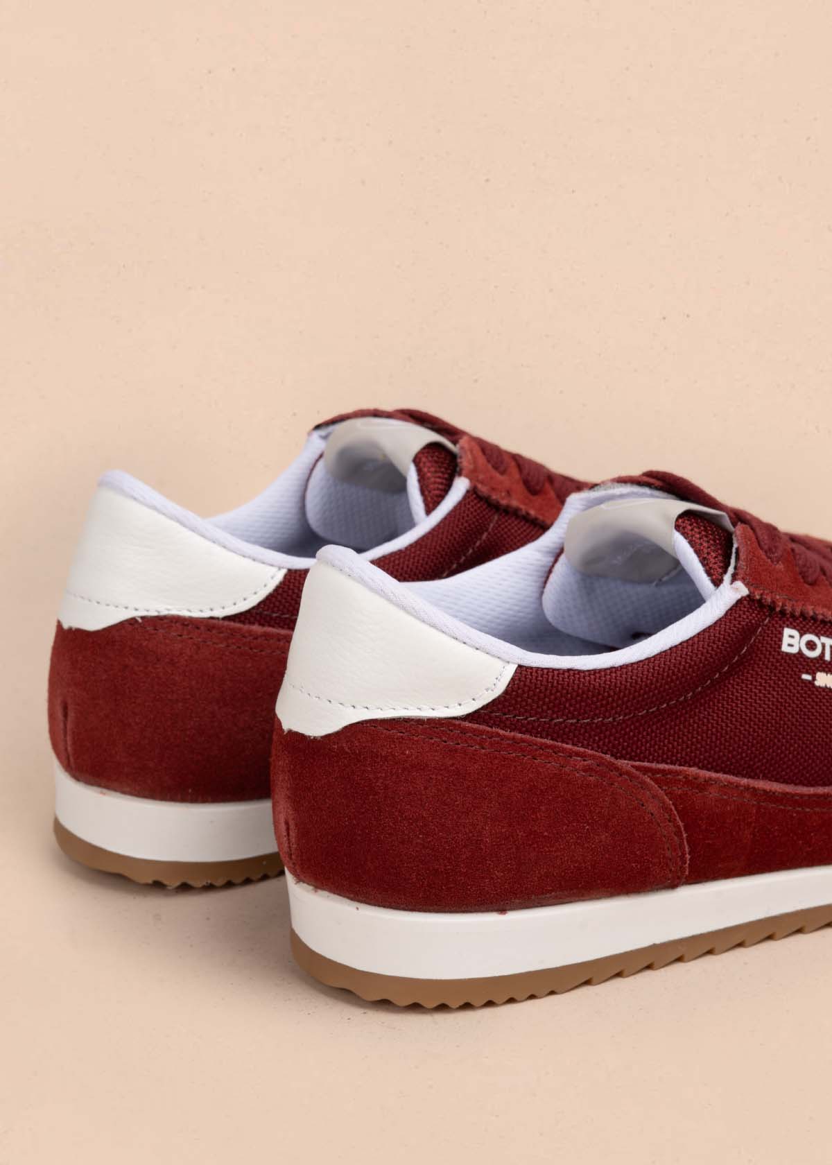 Tenis casuales en cuero color vinotinto 105337