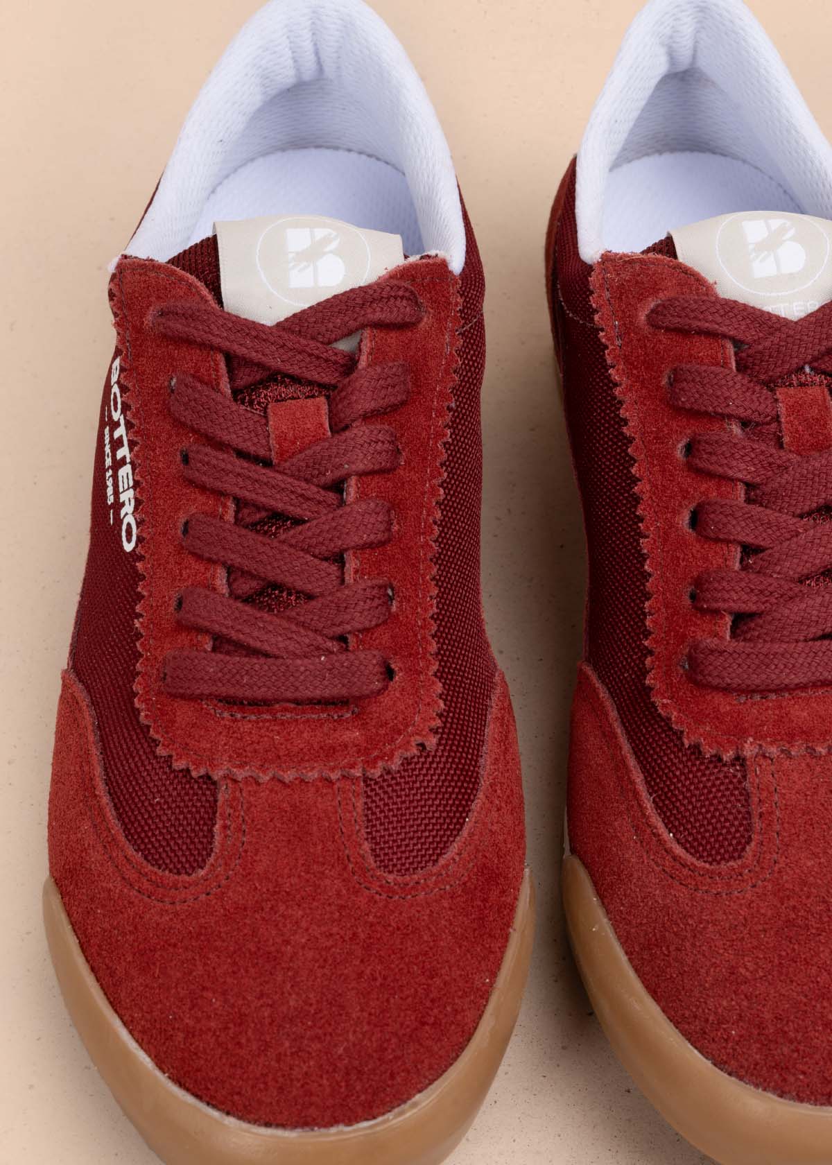 Tenis casuales en cuero color vinotinto 105337