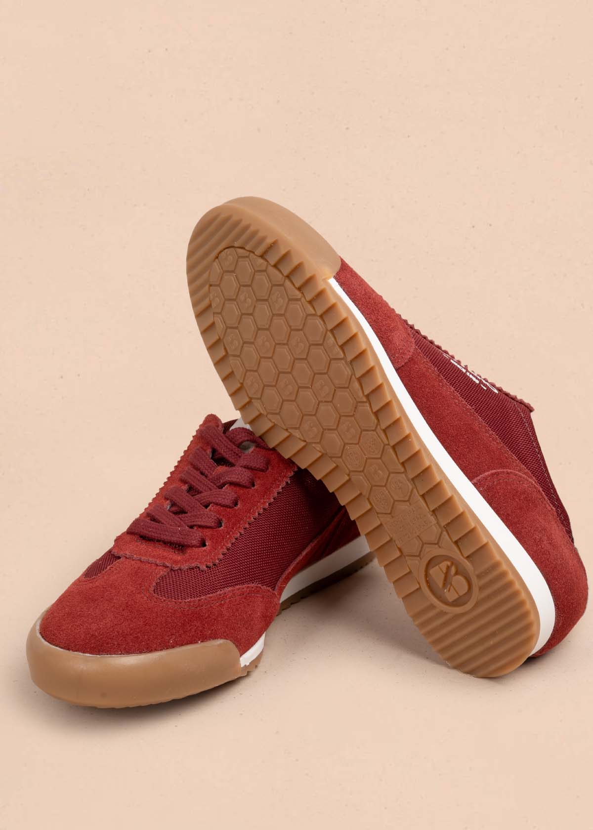 Tenis casuales en cuero color vinotinto 105337