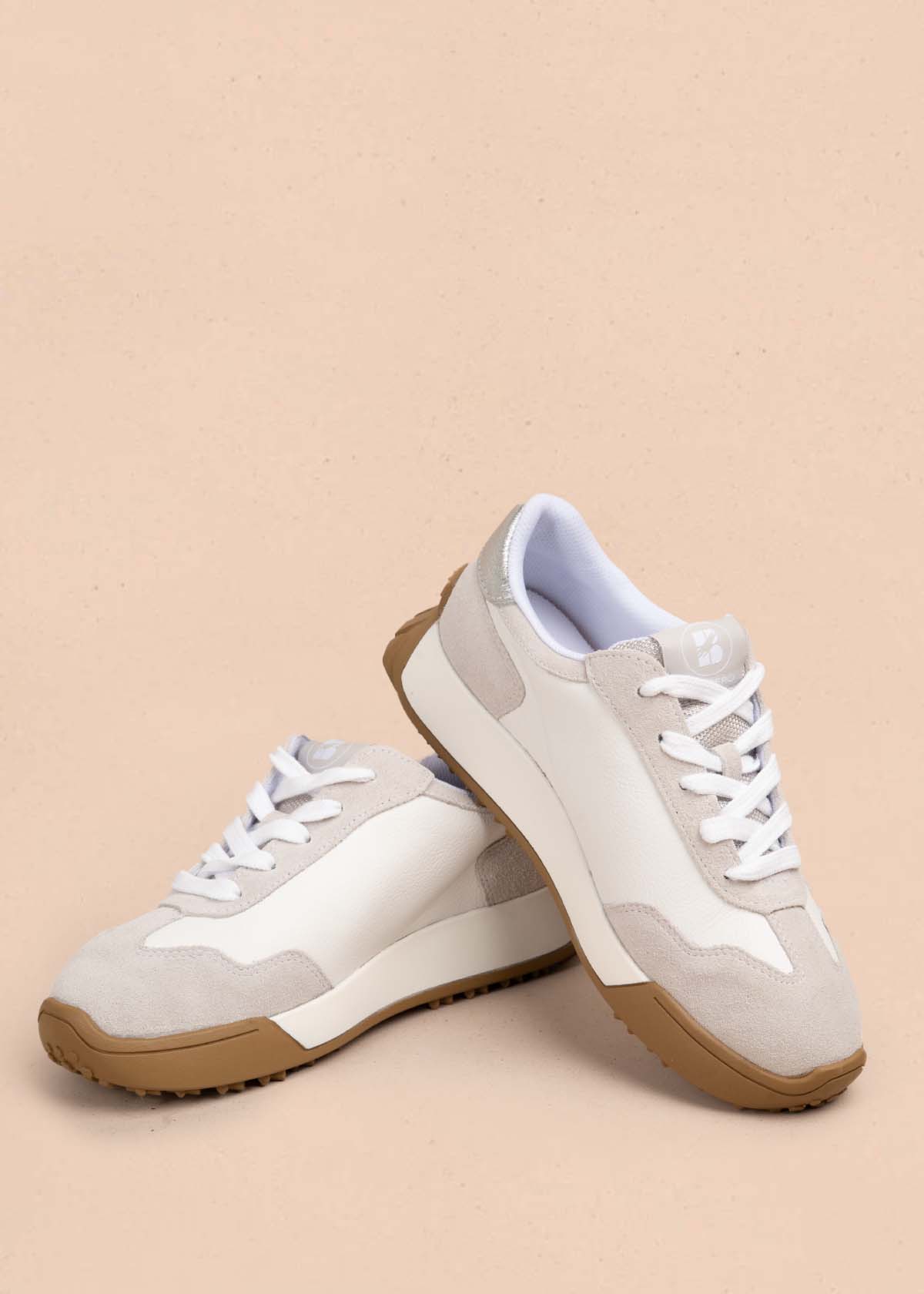 Tenis casuales en cuero color blanco 105339
