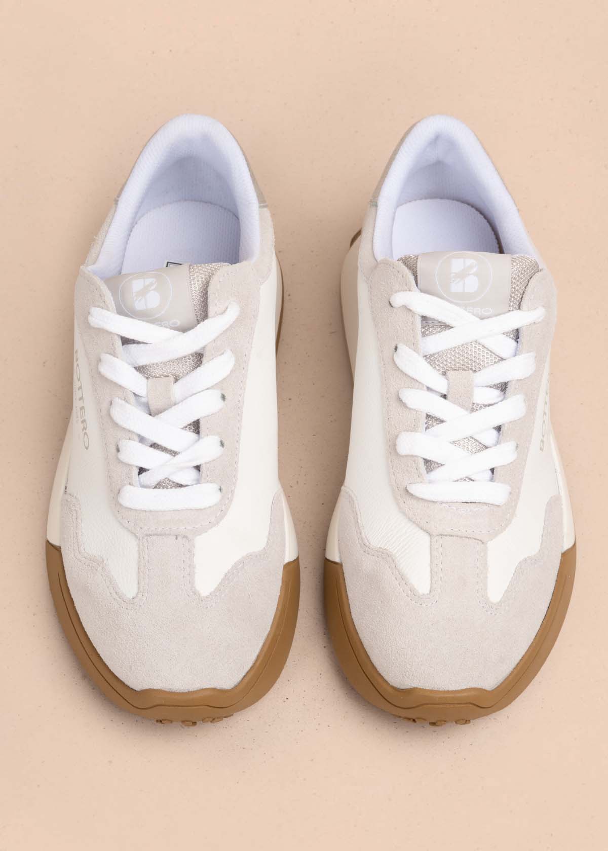 Tenis casuales en cuero color blanco 105339