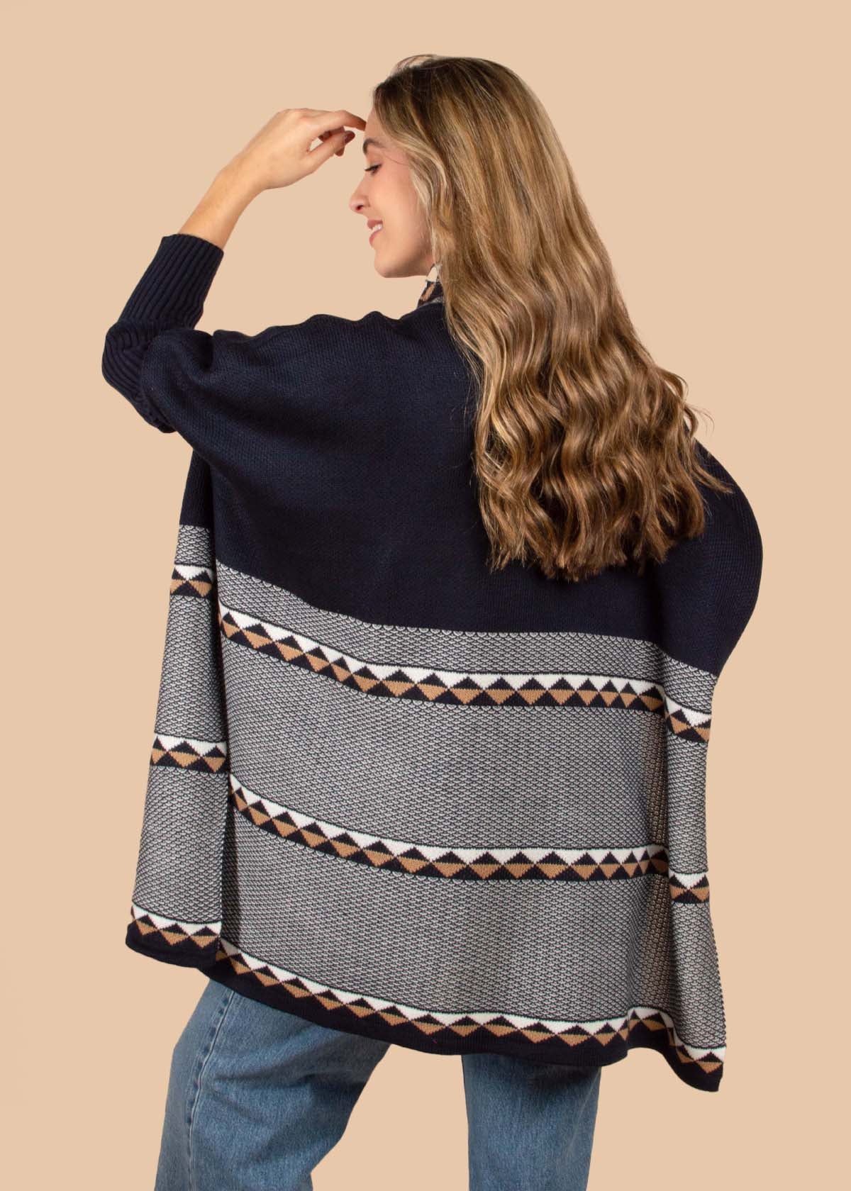Ruana tejida color azul con cuello alto 105341