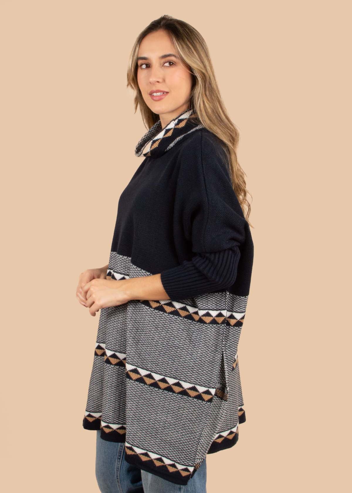 Ruana tejida color azul con cuello alto 105341