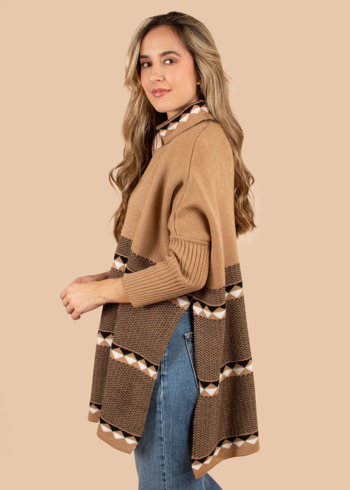 Ruana tejida color café con cuello alto 105341