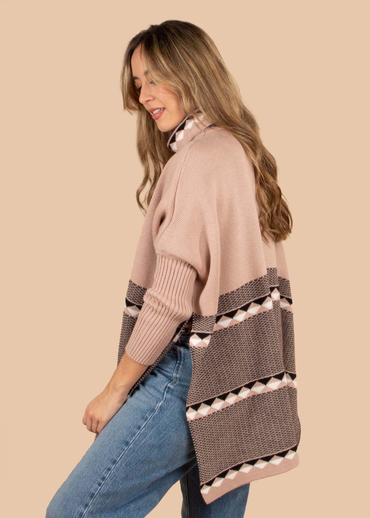 Ruana tejida color nude con cuello alto 105341