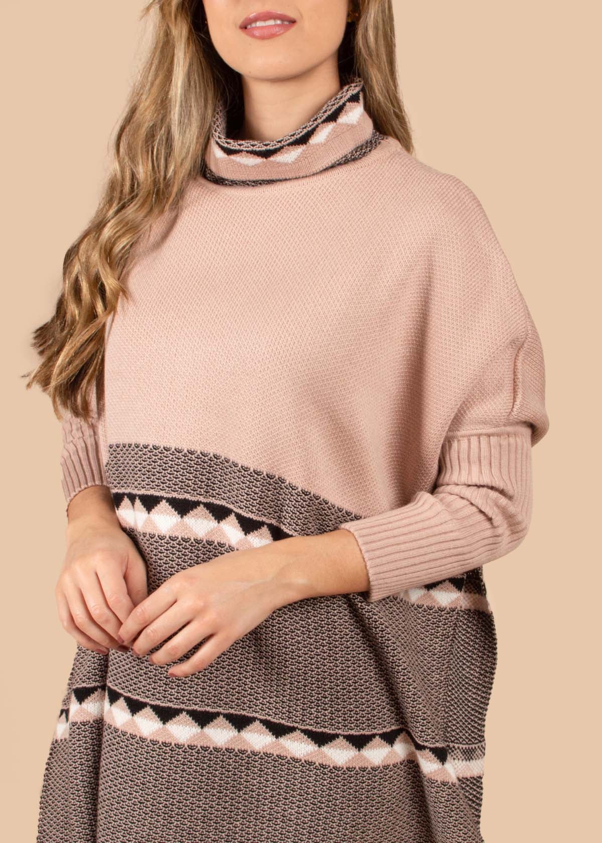 Ruana tejida color nude con cuello alto 105341