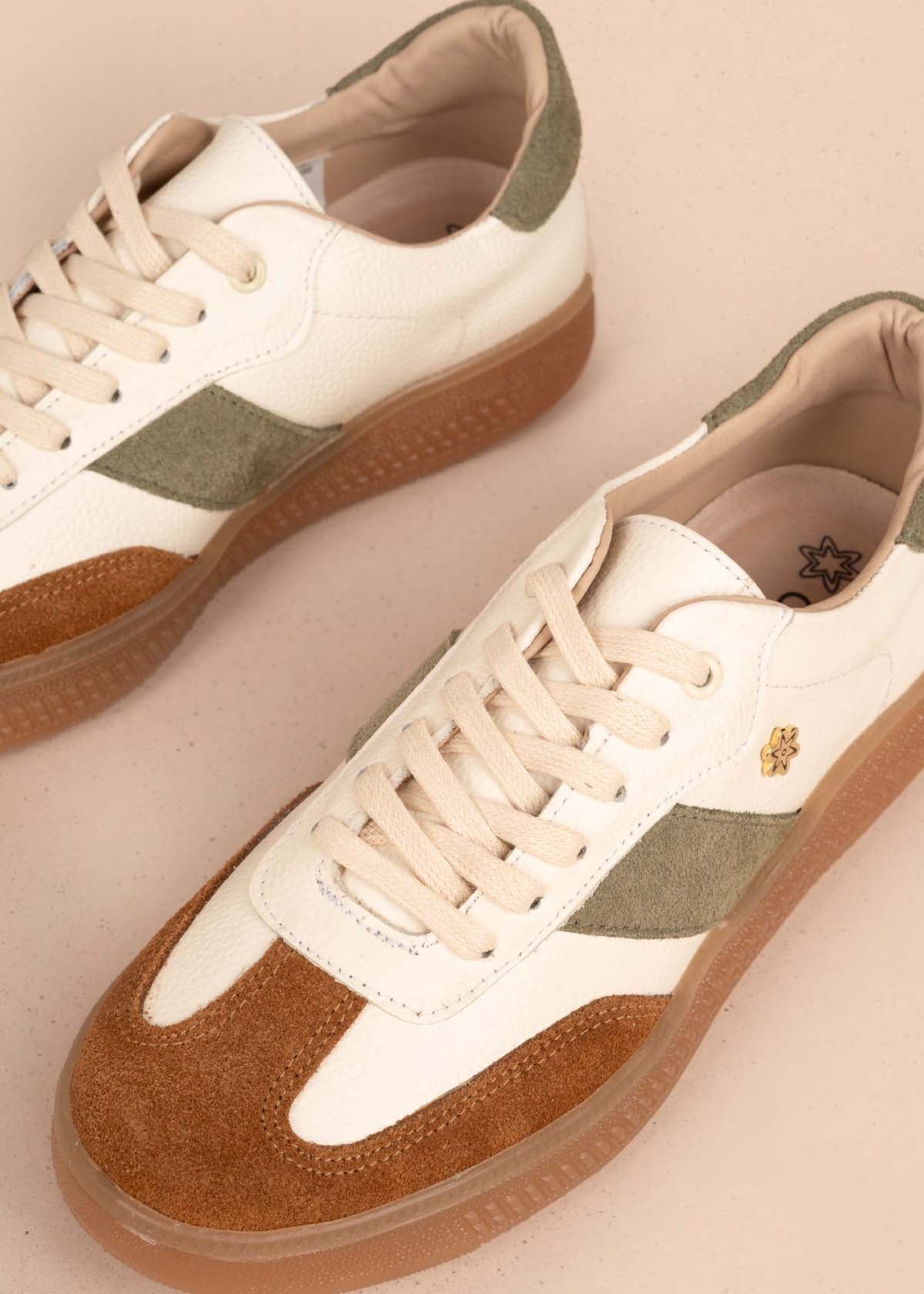 Tenis casuales en cuero color beige 105416