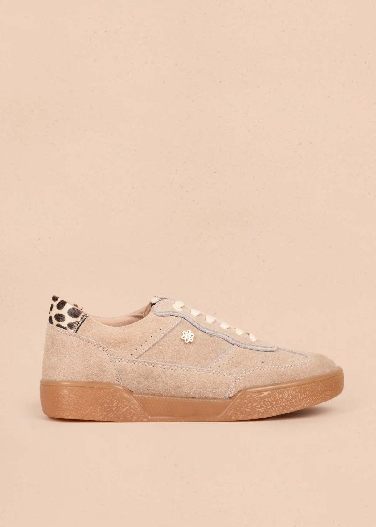 Tenis casuales en cuero color arena y cuero animal print 105417