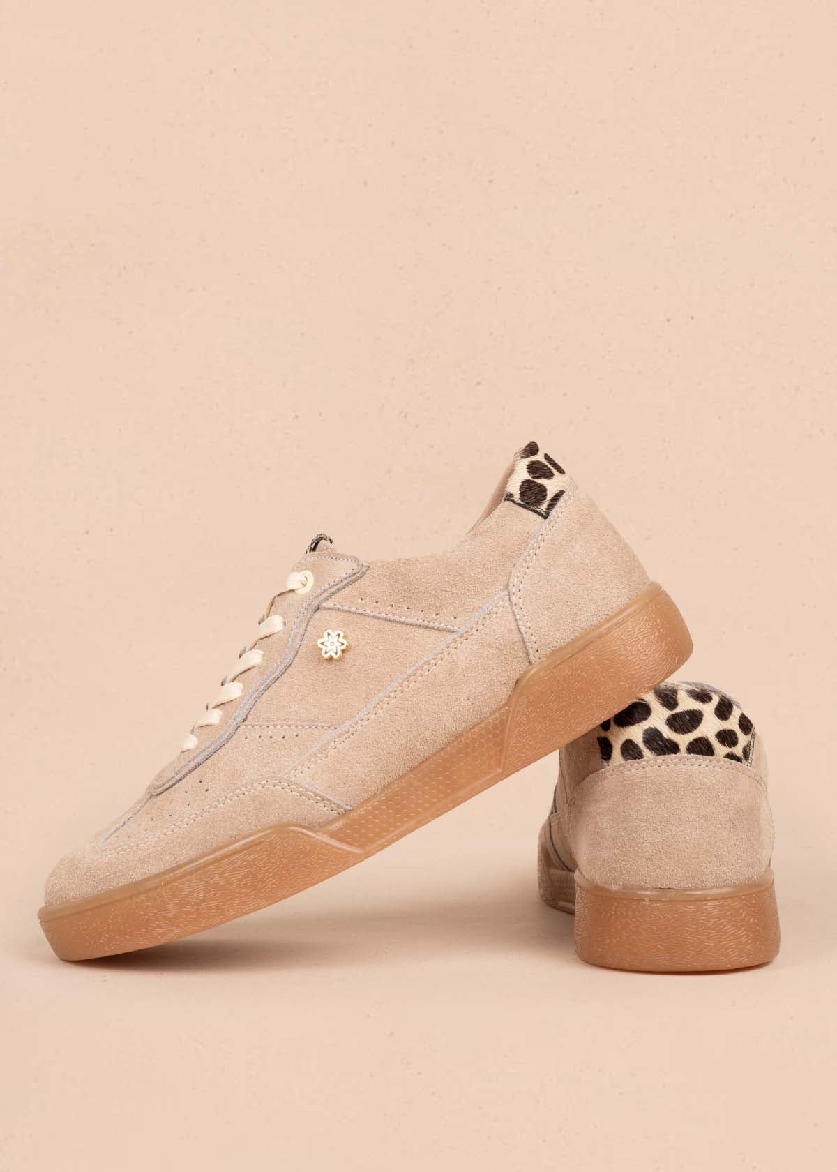 Tenis casuales en cuero color arena y cuero animal print 105417