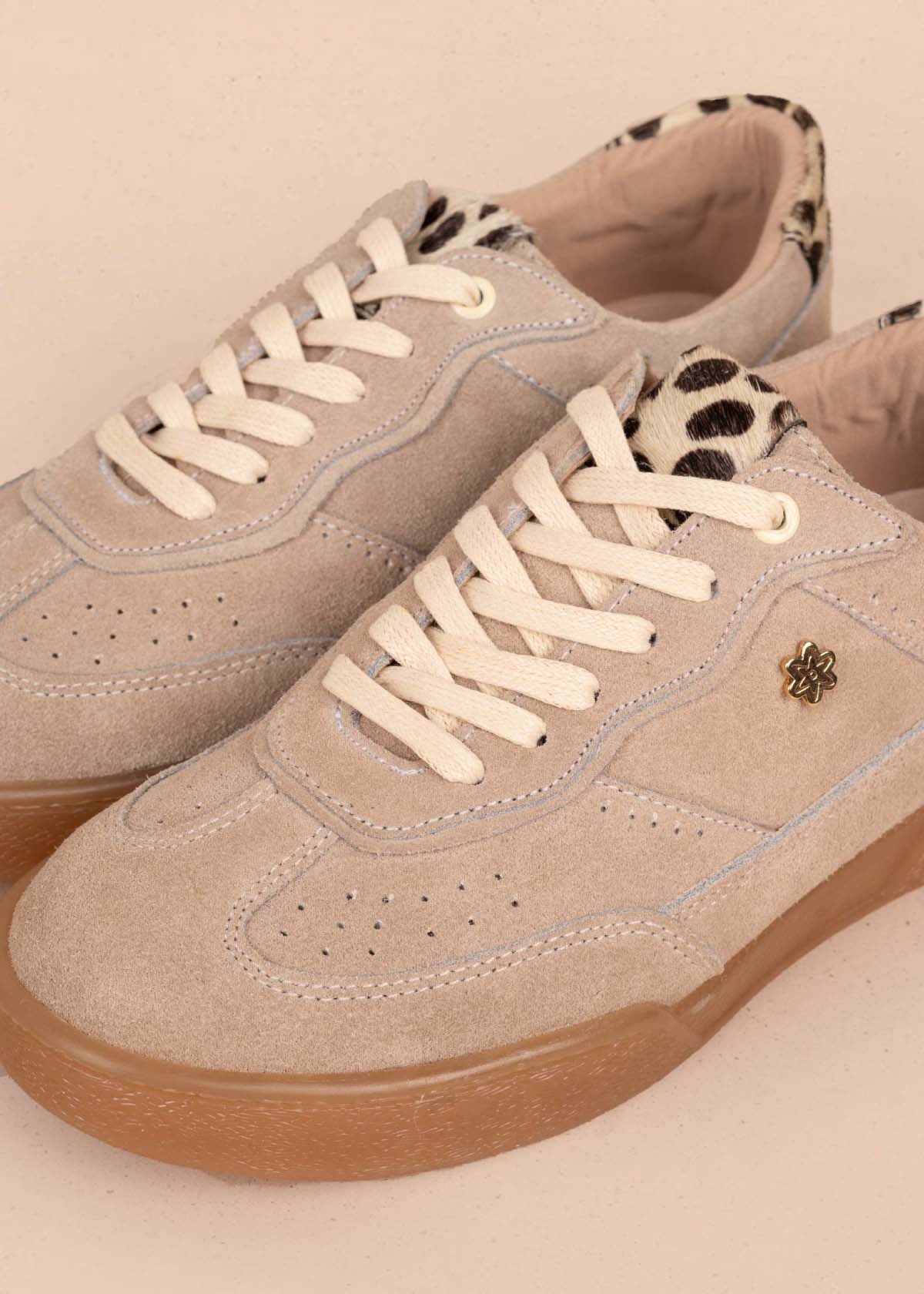Tenis casuales en cuero color arena y cuero animal print 105417