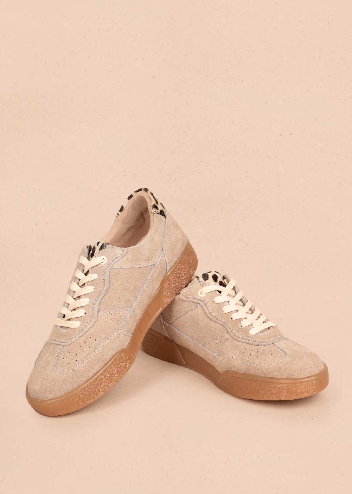 Tenis casuales en cuero color arena y cuero animal print 105417