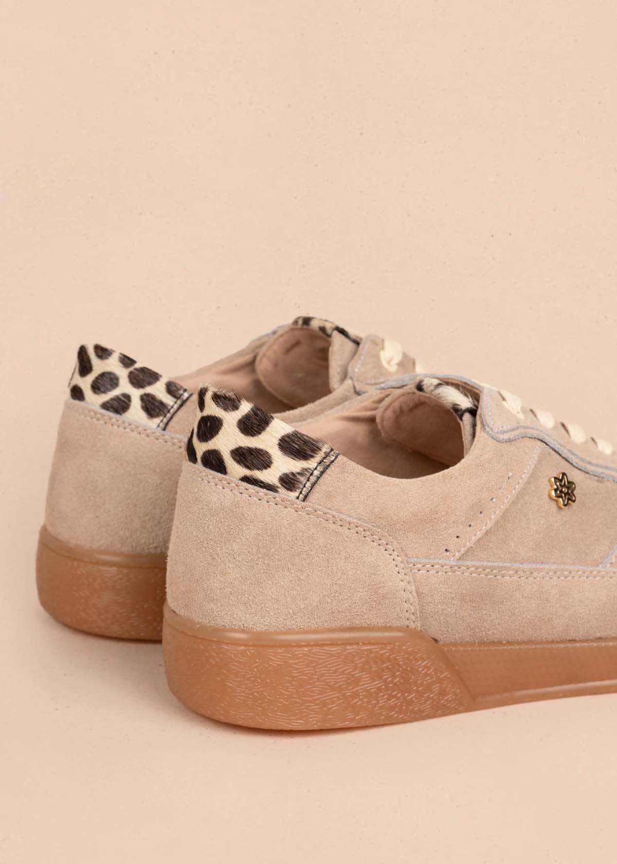 Tenis casuales en cuero color arena y cuero animal print 105417