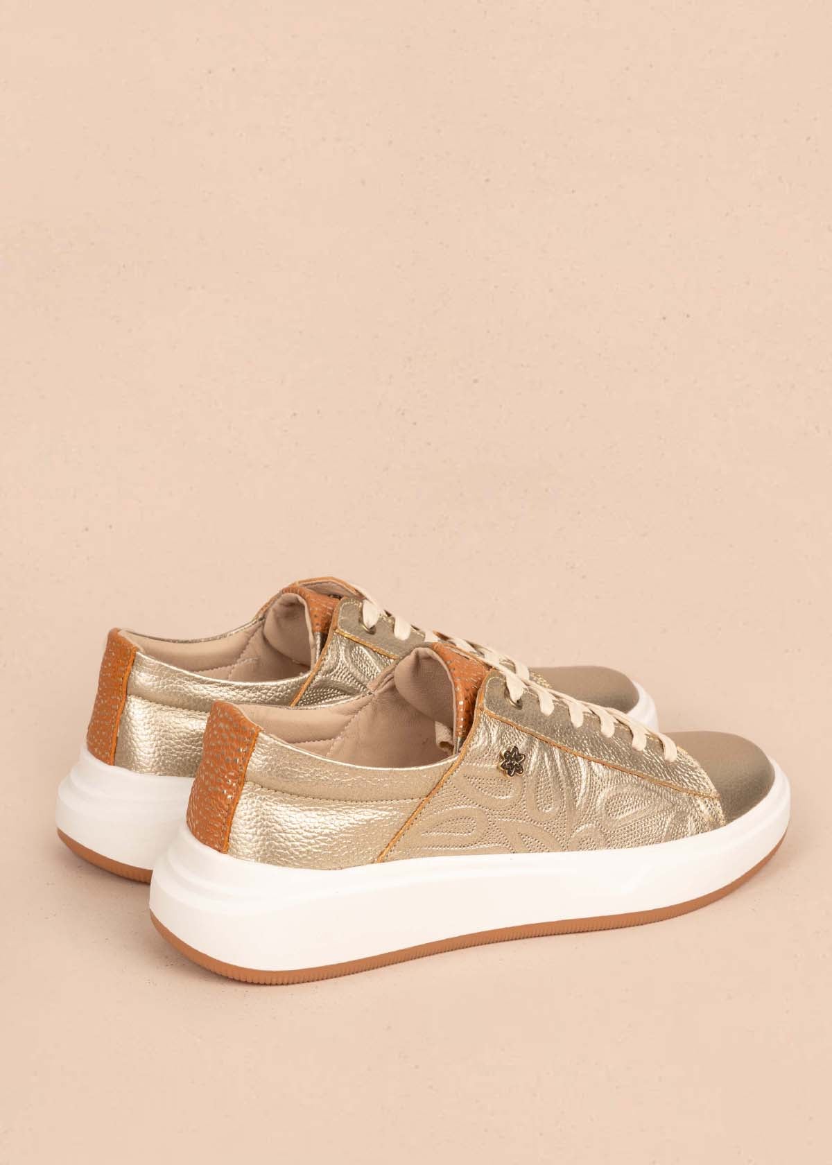Tenis casuales en cuero color champaña 105425