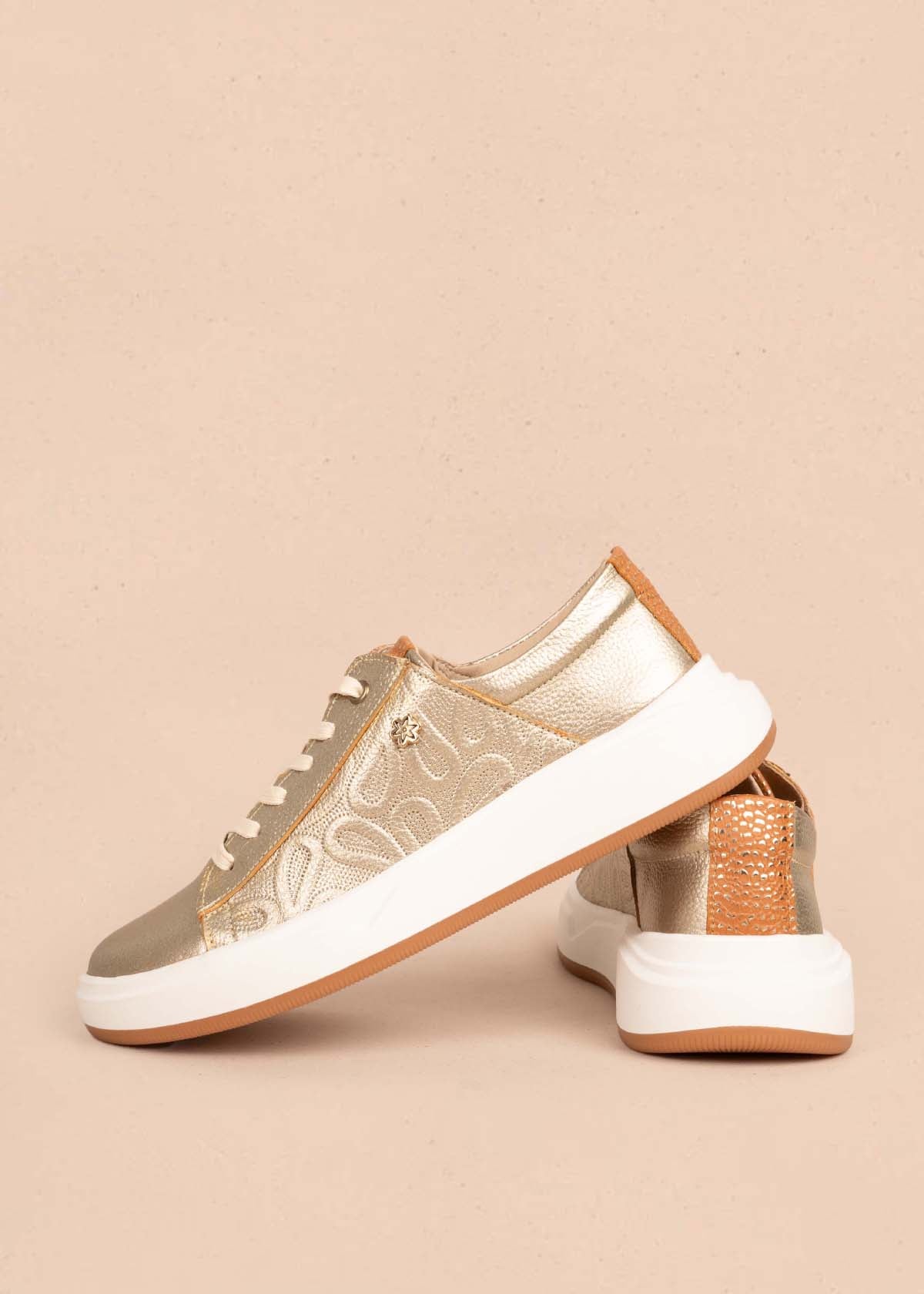 Tenis casuales en cuero color champaña 105425