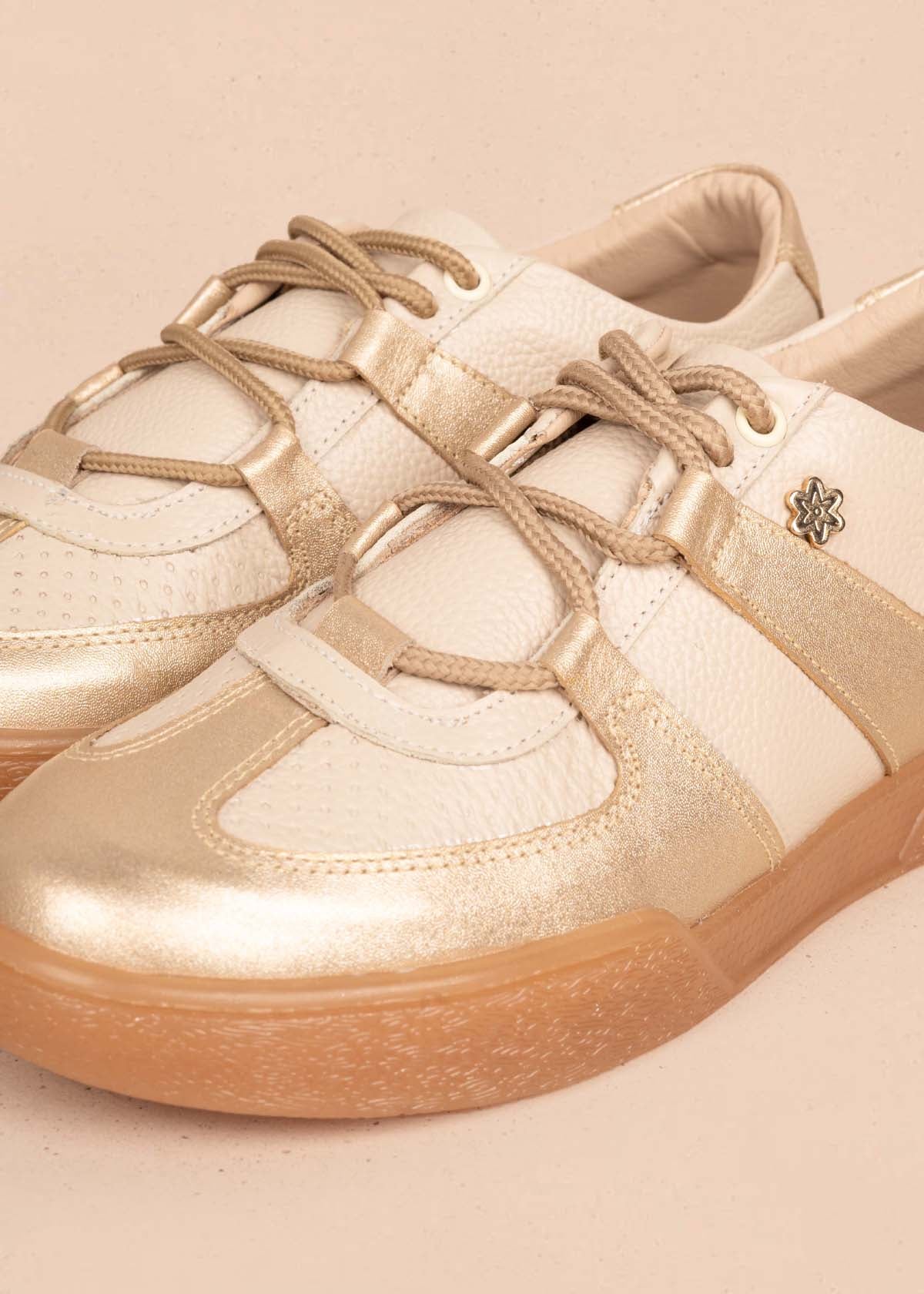 Tenis casuales en cuero color beige 105426