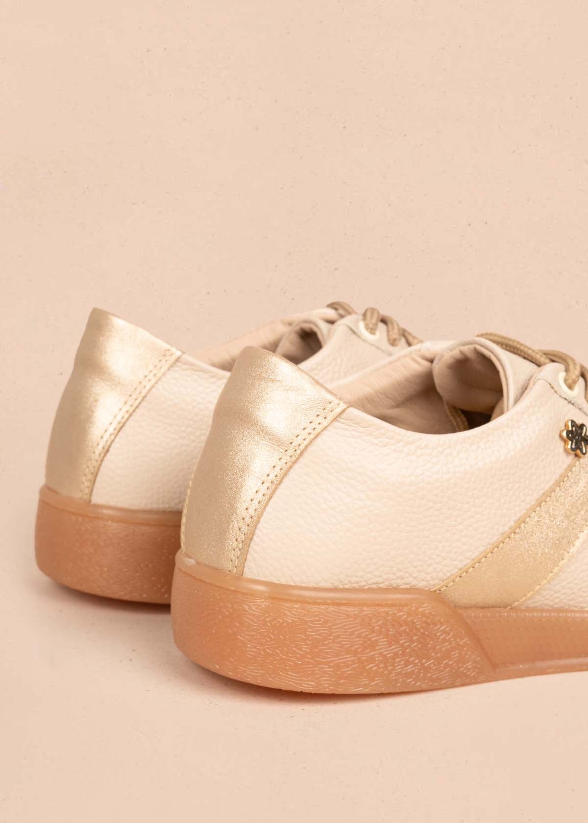 Tenis casuales en cuero color beige 105426